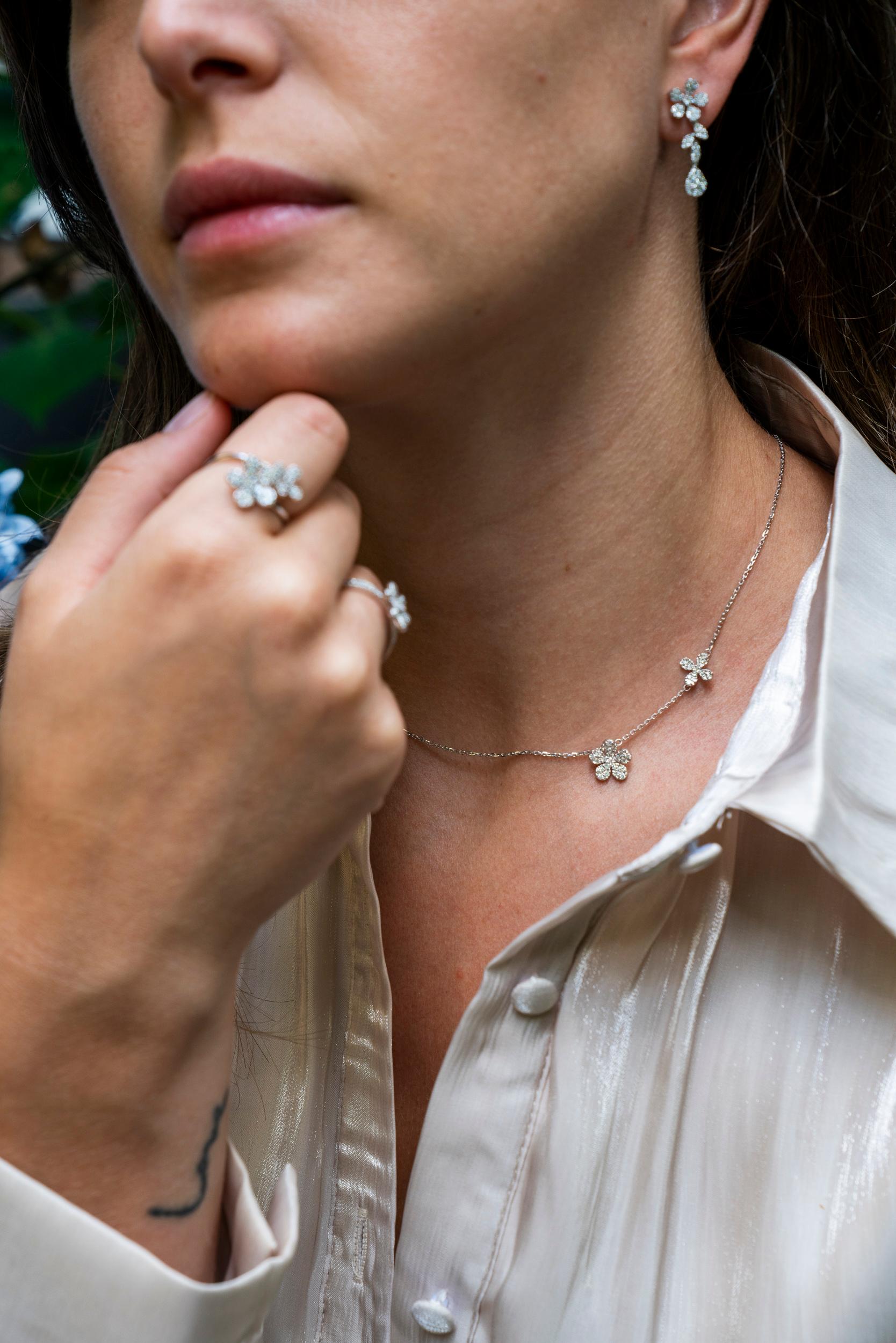 Orecchini pendenti con diamante naturale da 1,00 carati in oro bianco 18 carati con pera a fiore in vendita 2