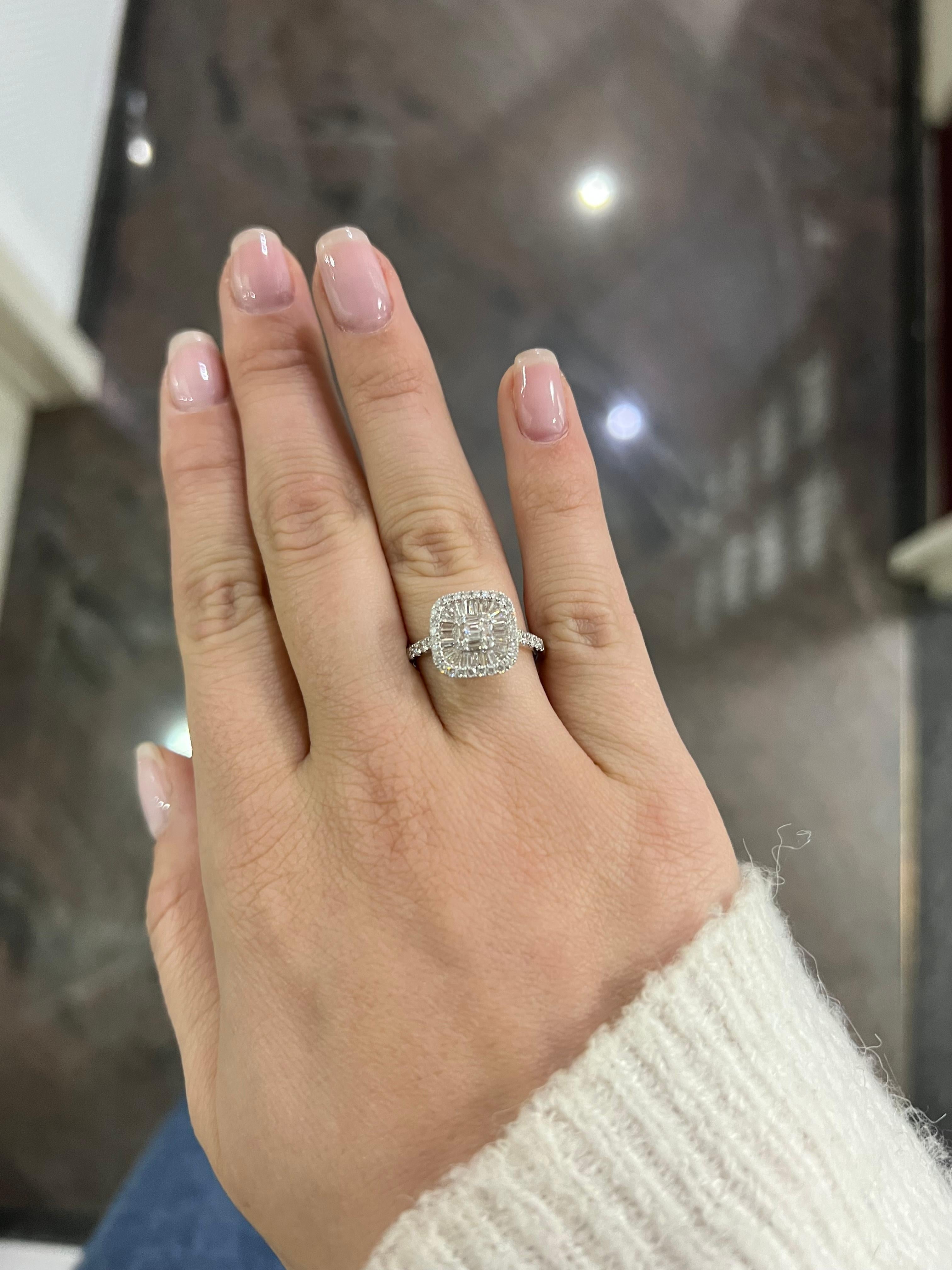 Natural Diamond 1.00 Carats 18KT White Gold Cluster Engagement Ring In New Condition For Sale In Antwerpen, BE