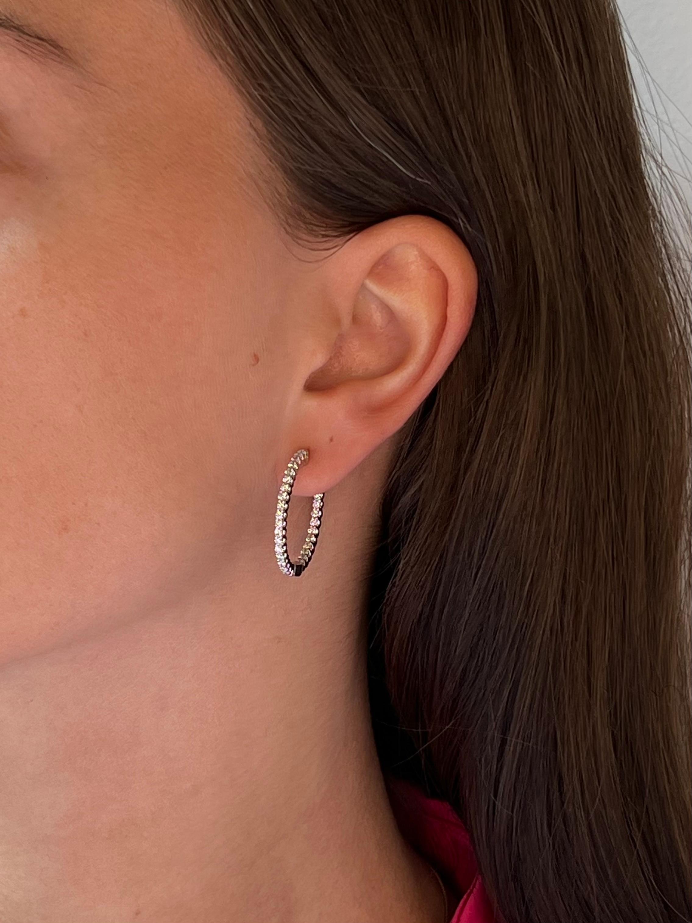 Créoles huggies en or blanc 18 carats avec diamants naturels de 1,00 carat en vente 1