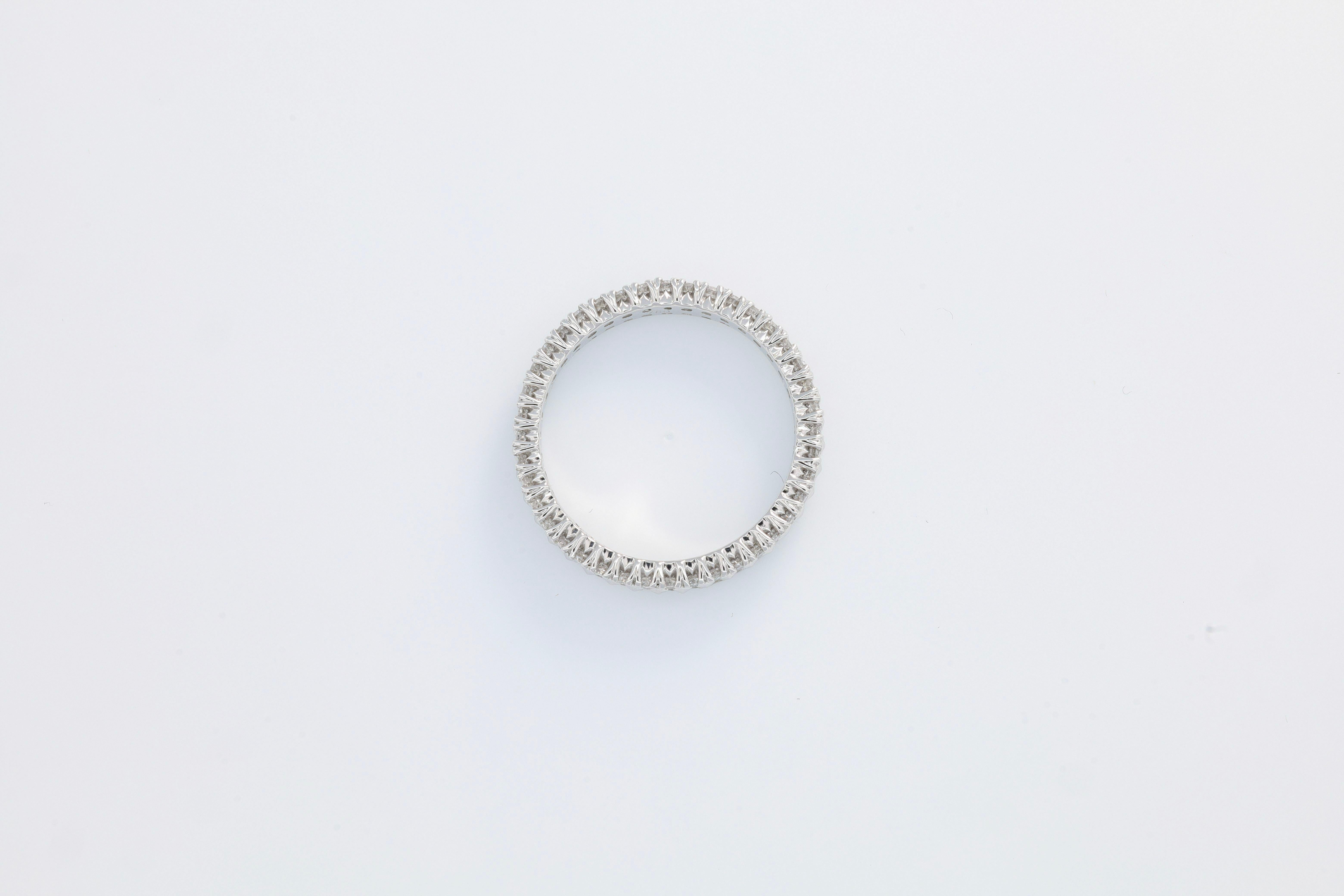 Taille brillant Natural Diamond 1.00 carats 18KT White Gold Two Row Beads Wedding Band Ring en vente