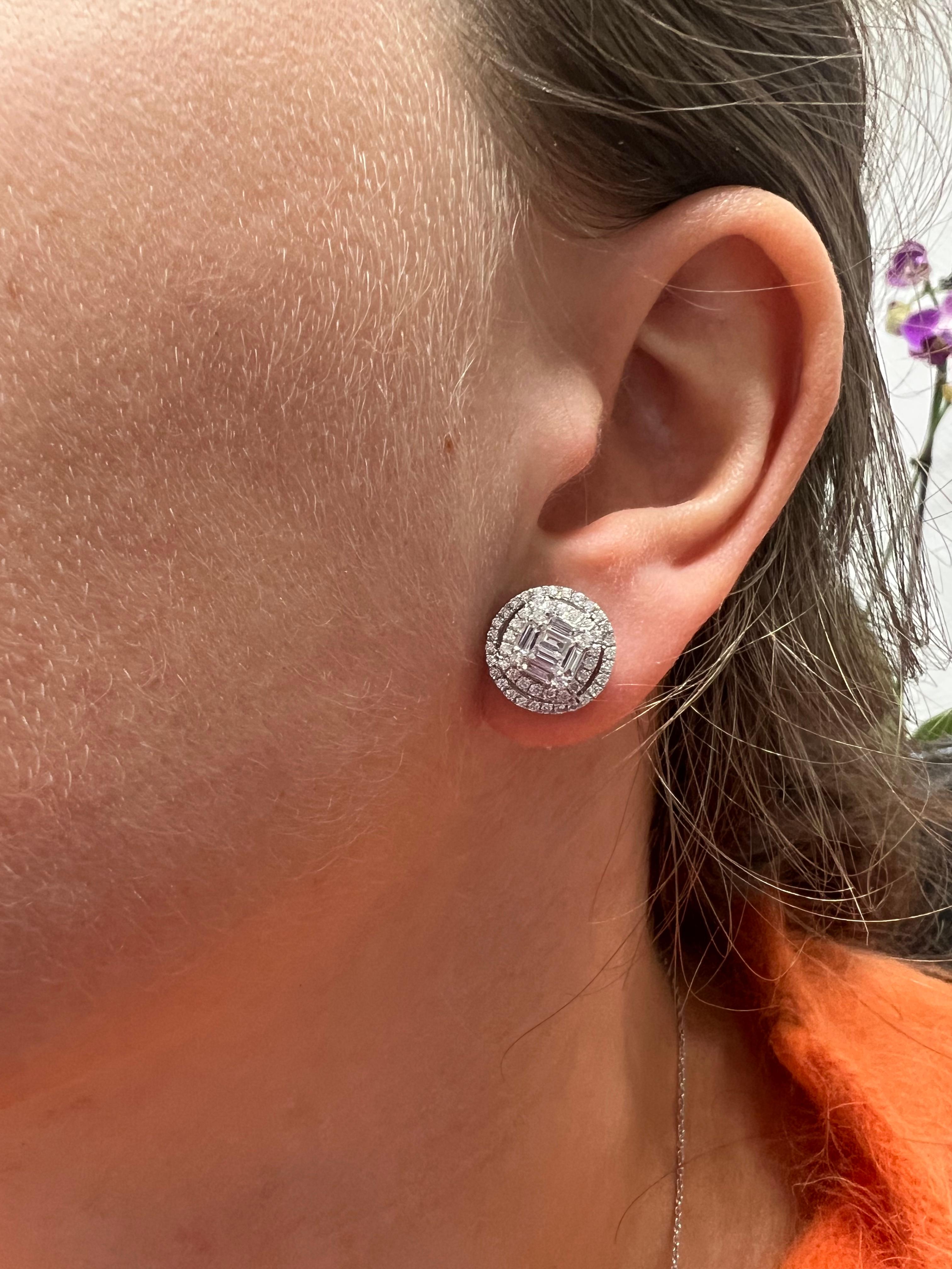 Halo en or blanc 18 carats serti d'un diamant naturel de 1,00 carat  Clous d'oreilles en vente 3