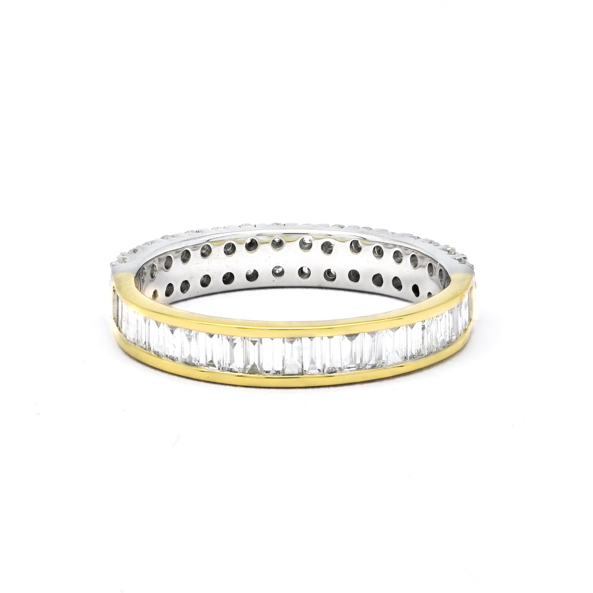 Unser exquisites Dual-Style-Diamantband ist eine strahlende Verschmelzung von Eleganz und Vielseitigkeit. Dieser aus 18 Karat Weiß- und Gelbgold gefertigte Designer-Ehering strahlt Raffinesse und Charme aus und ist dazu bestimmt, Ihre besonderen