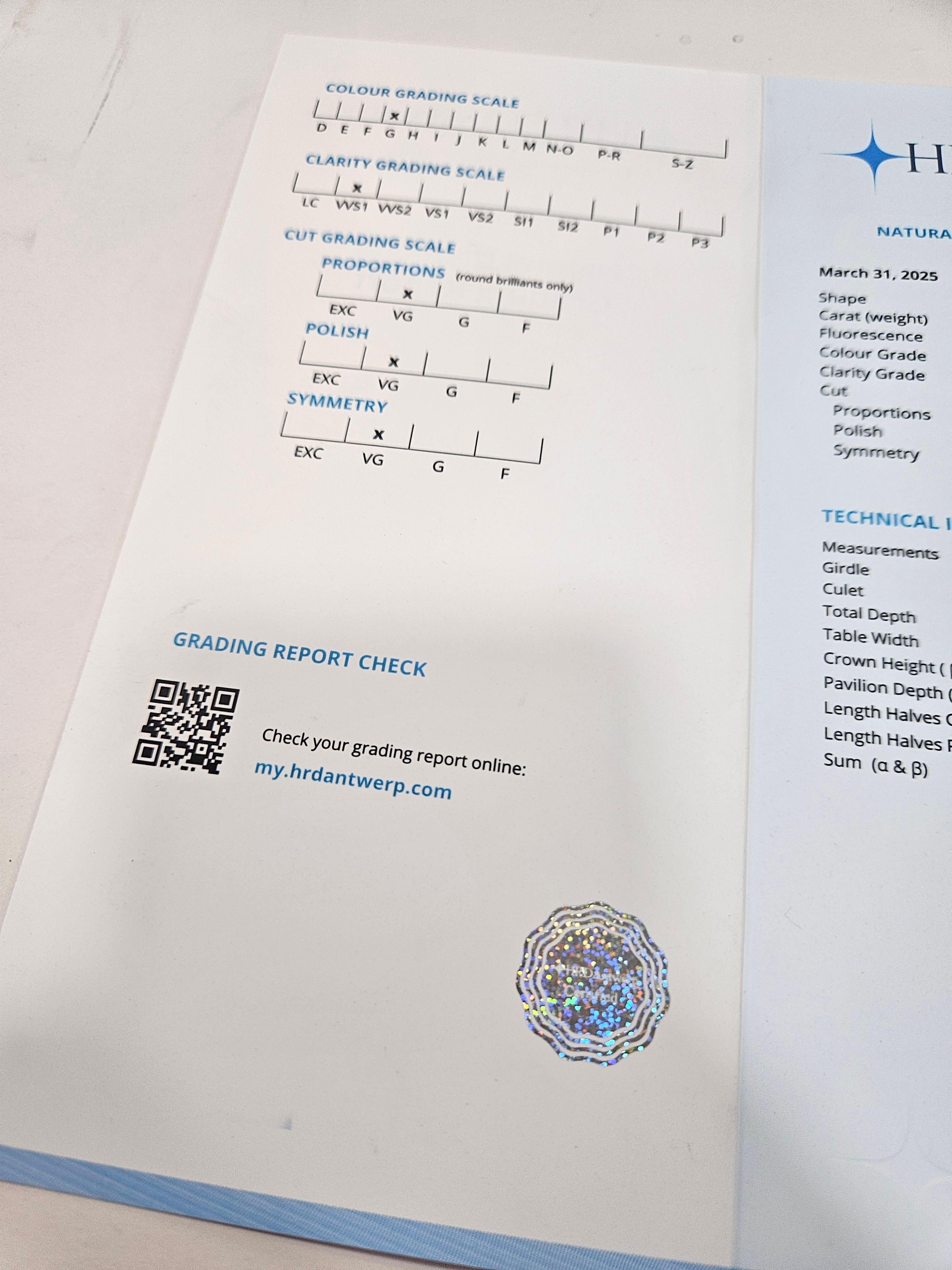Prächtiger natürlicher Diamant HRD-zertifiziert Bericht Nummer 180000170732
Beschreibung:
Klarheit: VVS1
Farbe: G
Abmessungen: 6,89-6,70 x 3,82 mm.
Gewicht: 1,03 Karat.
Fluoreszenz: null/keine.
