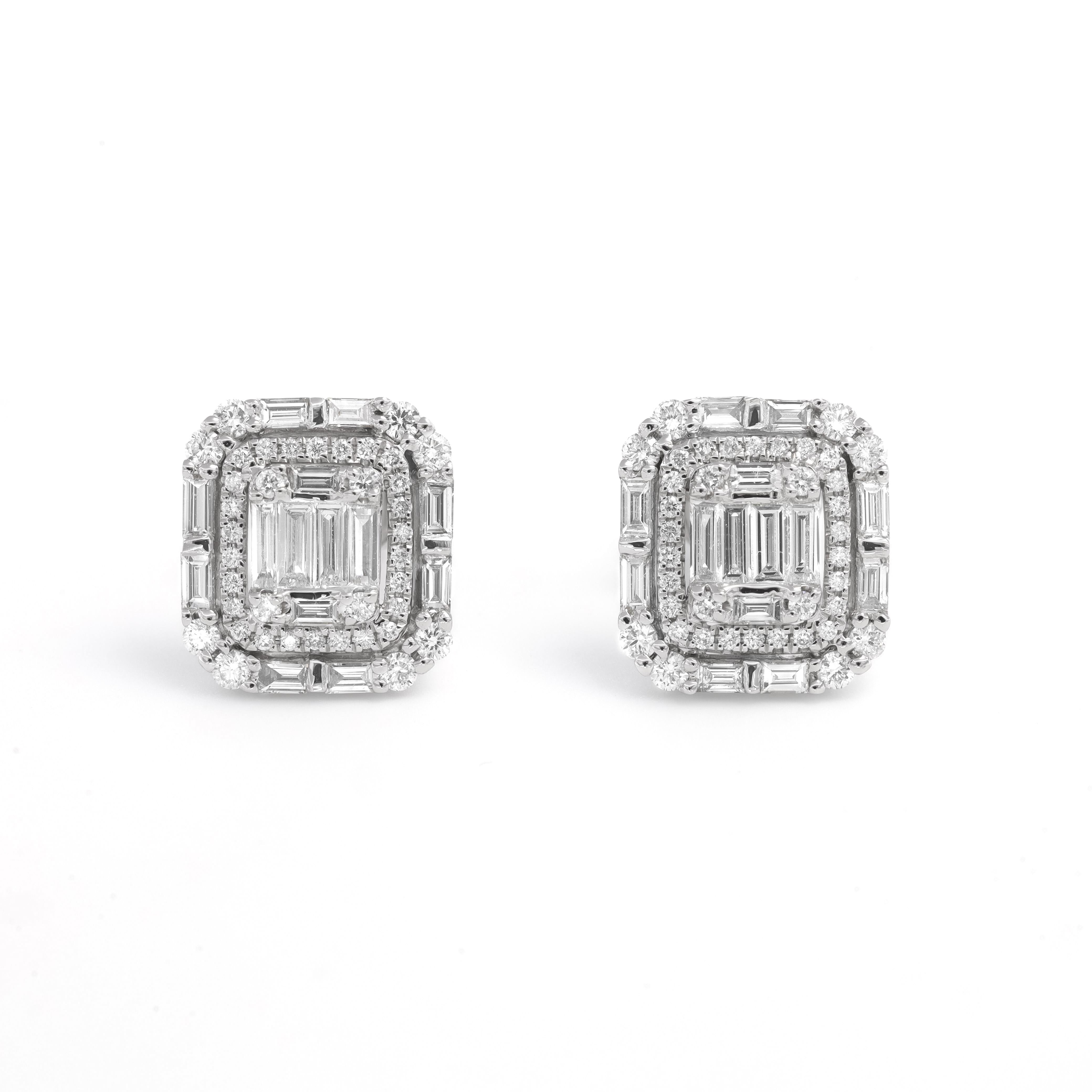 Taille baguette Clous d'oreilles grappe en or blanc 18 carats avec diamants naturels de 1,05 carat en vente
