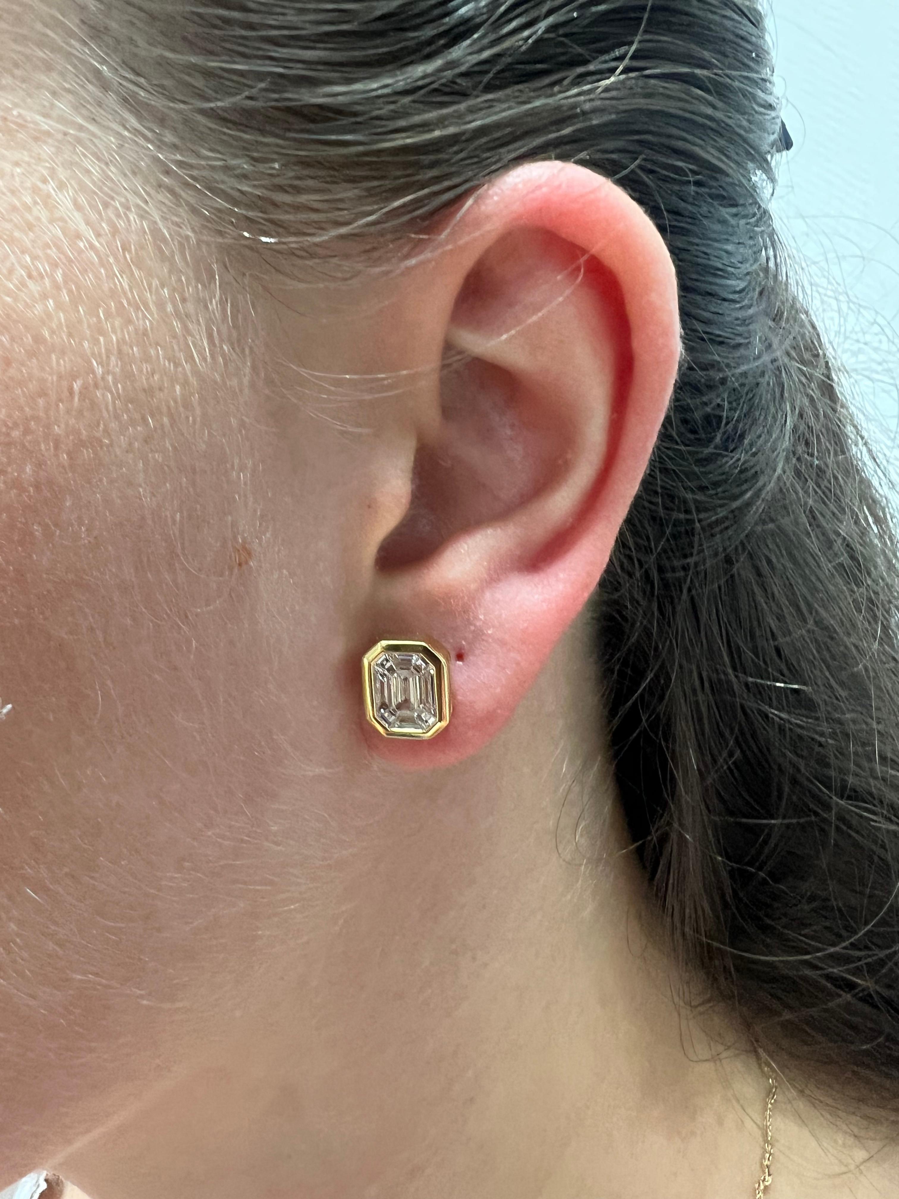 Women's Natural Diamond 1.10 ct Bezel Set Illusion 18 Karat Yellow Gold Stud Earrings For Sale