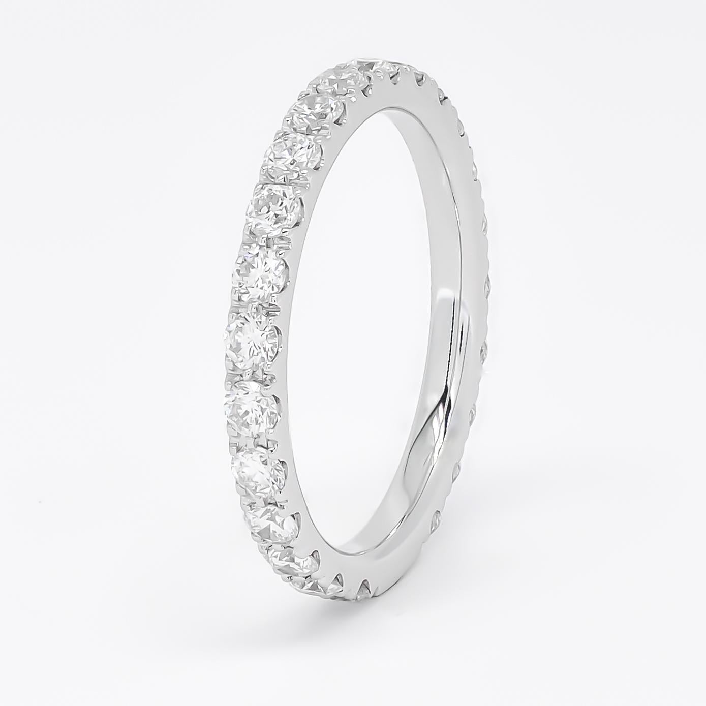 Erleben Sie die zeitlose Eleganz unseres exquisiten Diamantbandes, ein wahres Meisterwerk aus glänzendem 18-Karat-Weißgold. Dieser atemberaubende Ring zeigt ein durchgehendes Band aus runden Diamanten, die sorgfältig gefasst sind und insgesamt