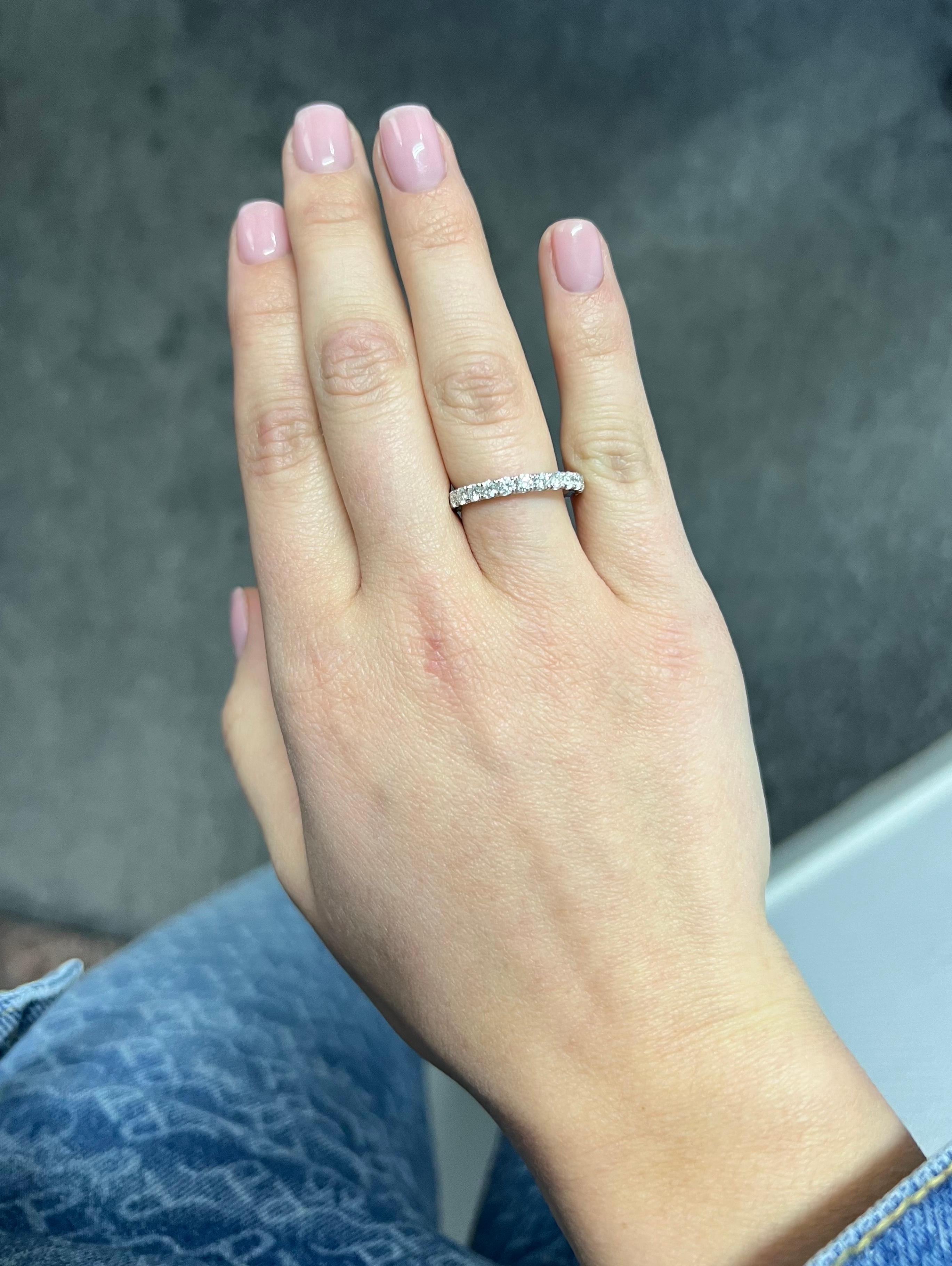 Alliance classique en or blanc 18KT pour l'éternité avec diamant naturel de 1,11 carats en vente 1