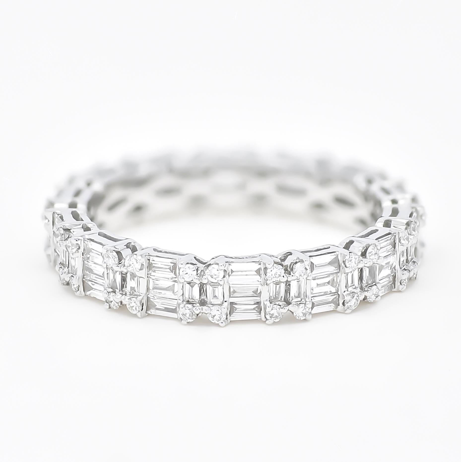 Natural Diamond 1.12 Carats 18KT White Gold Cluster Full Eternity Band Ring In New Condition For Sale In Antwerpen, BE