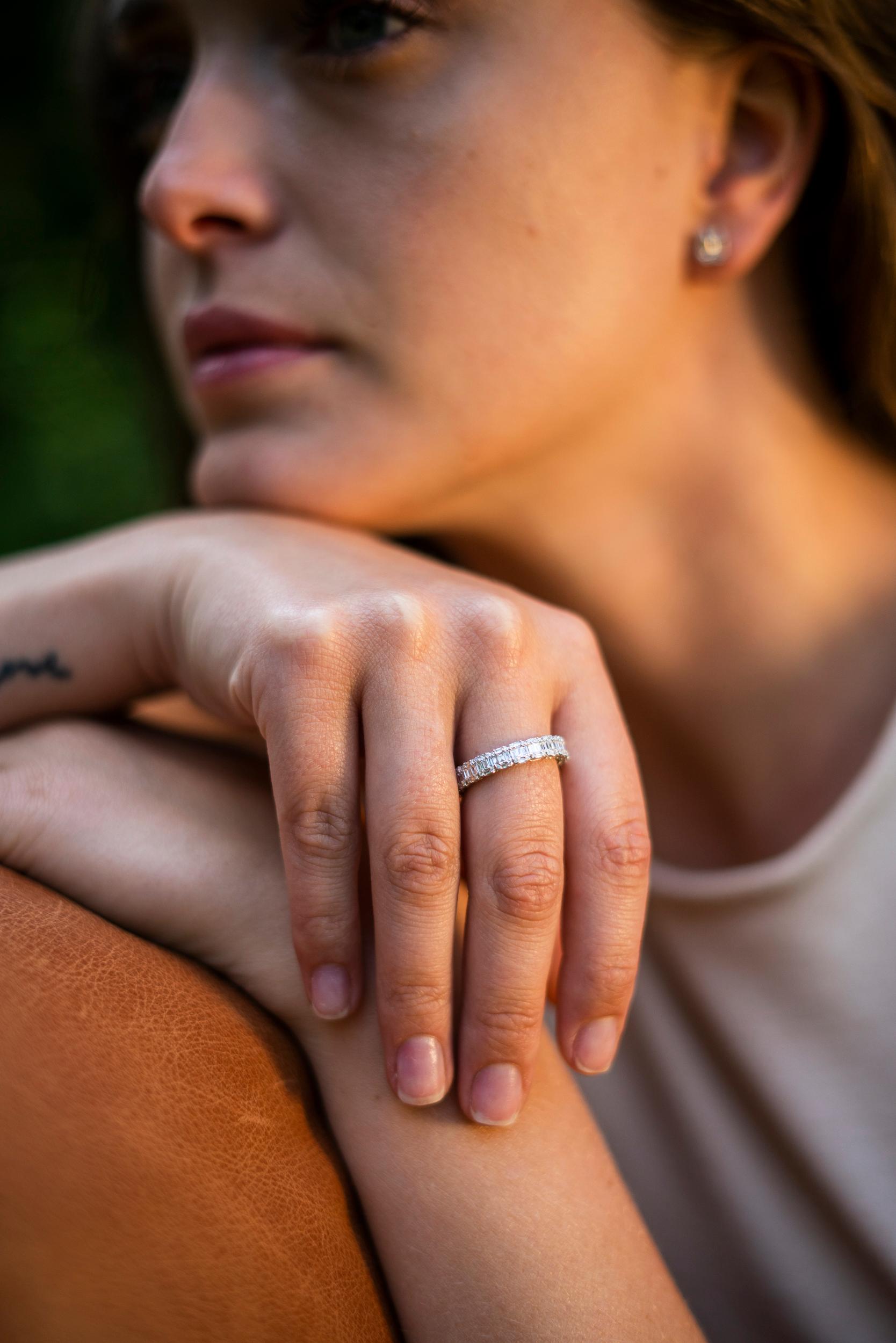 Bague d'éternité complète en or blanc 18 carats avec diamants naturels de 1,12 carat en vente 3