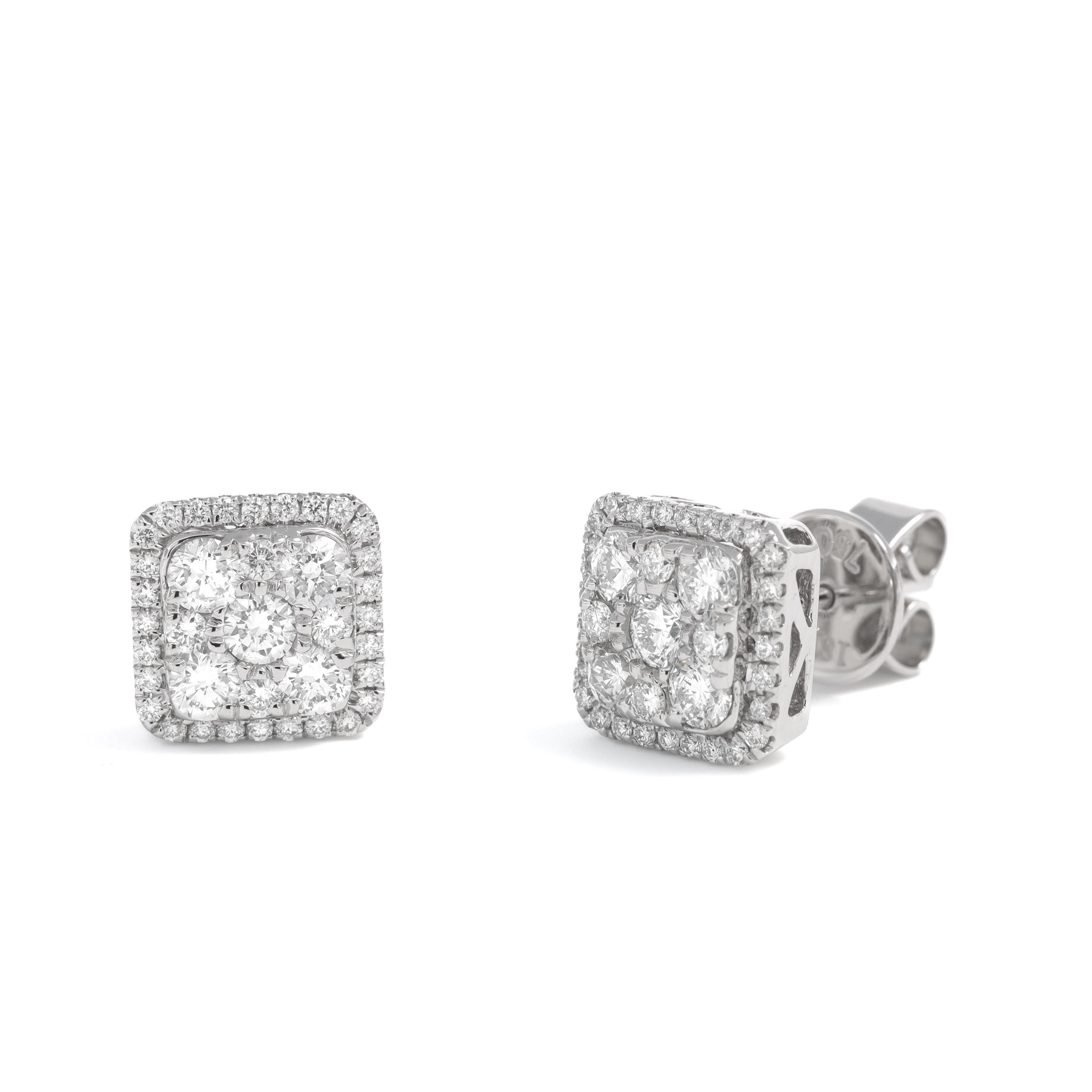 D'une sophistication intemporelle, ces boucles d'oreilles Halo à diamants carrés sont un classique moderne en or blanc 18 carats.
Chaque boucle d'oreille présente une constellation de diamants de taille ronde, méticuleusement disposés dans une