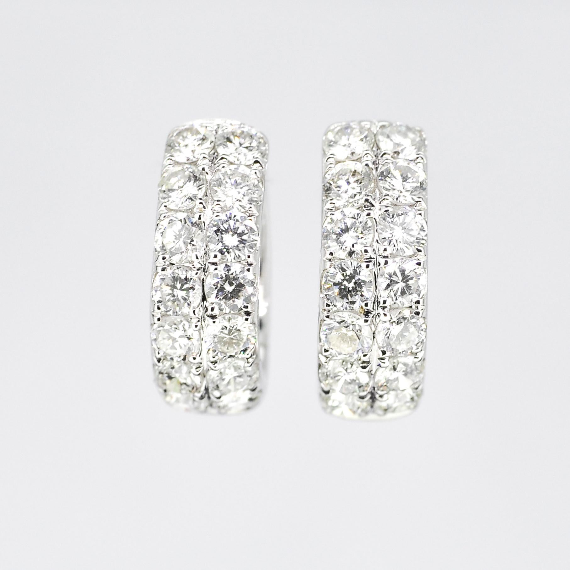 Immergiti in un mondo di impareggiabile eleganza con i nostri Exclusive Design Diamond Hoops, una vera e propria testimonianza di alta artigianalità. Questi splendidi orecchini presentano due file di diamanti rotondi tagliati a brillante, per un