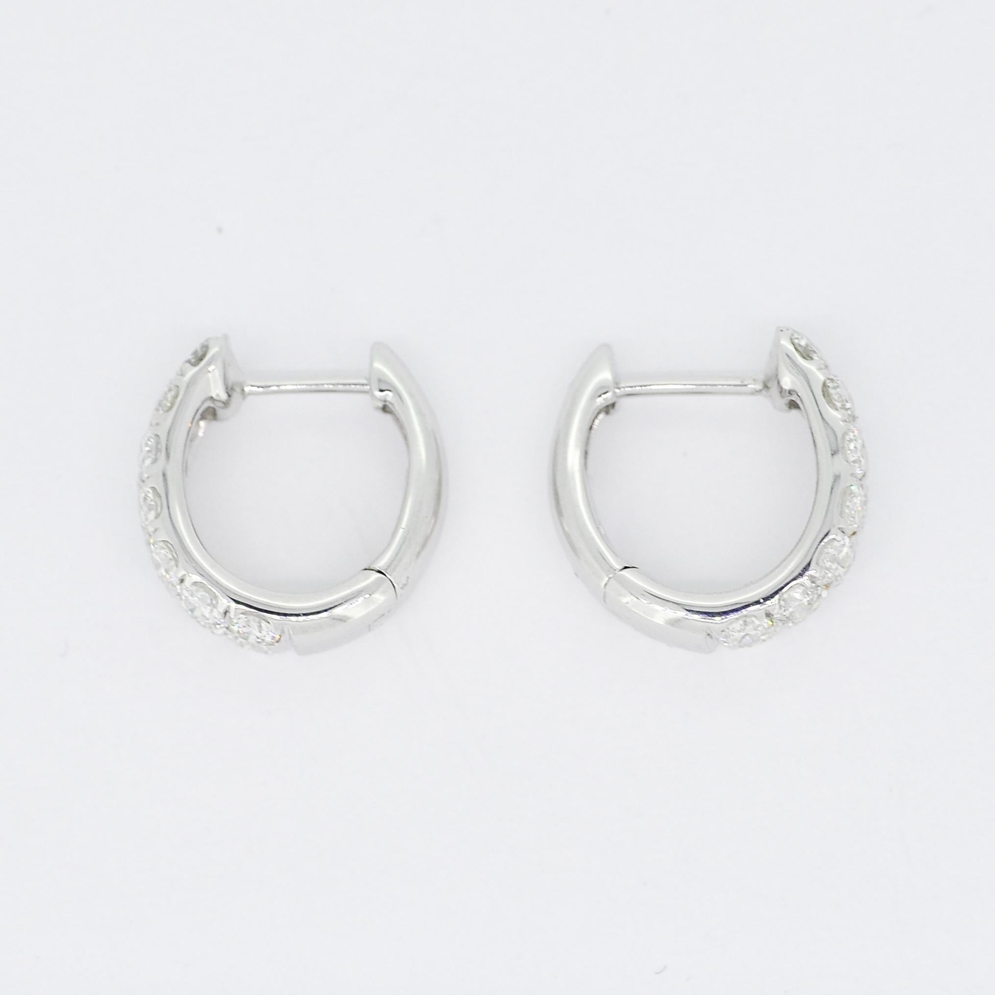 Moderno Diamante naturale 1,12 carati in oro bianco 18KT a due file Huggie in vendita