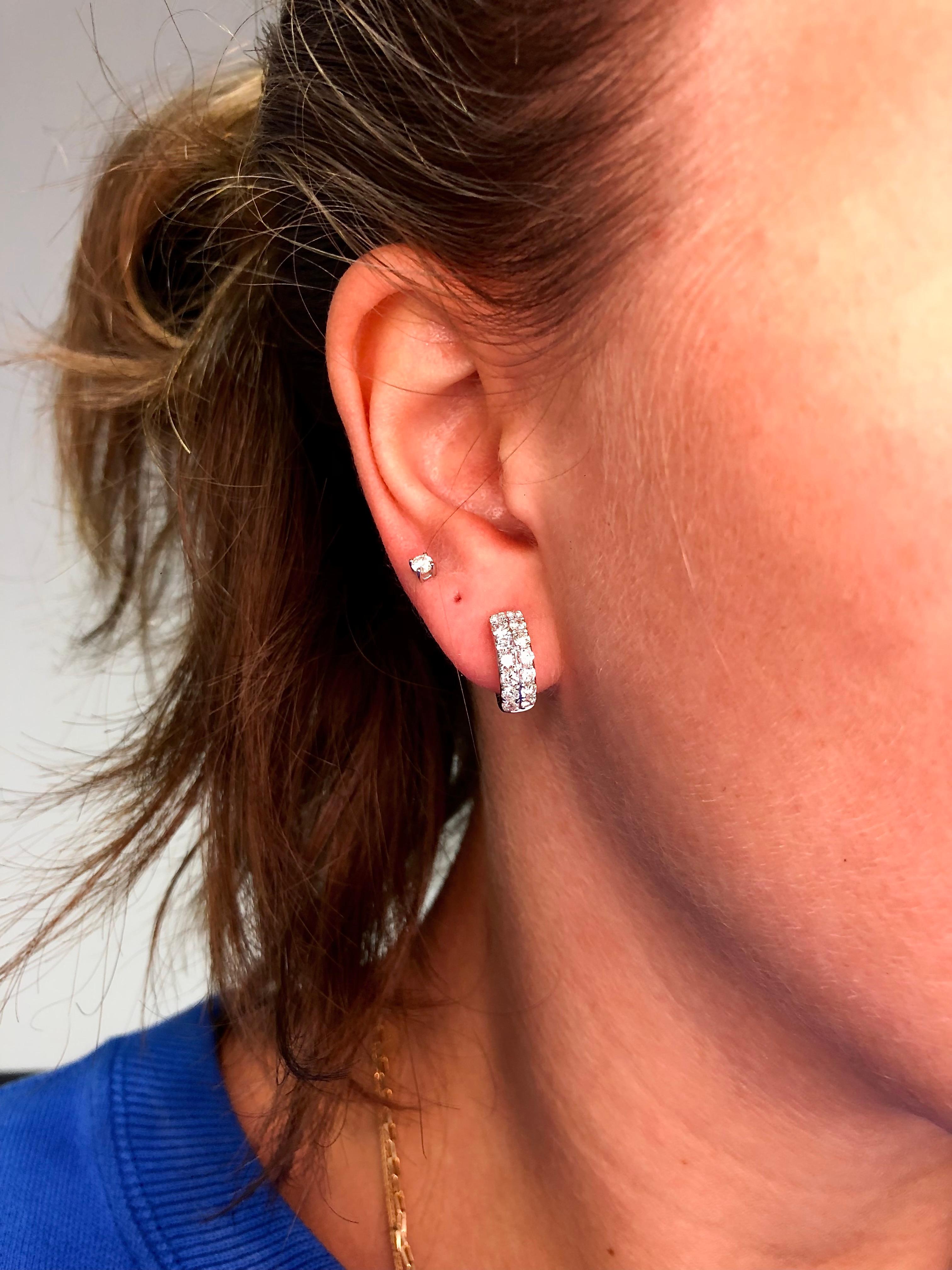 Diamante naturale 1,12 carati in oro bianco 18KT a due file Huggie in vendita 1