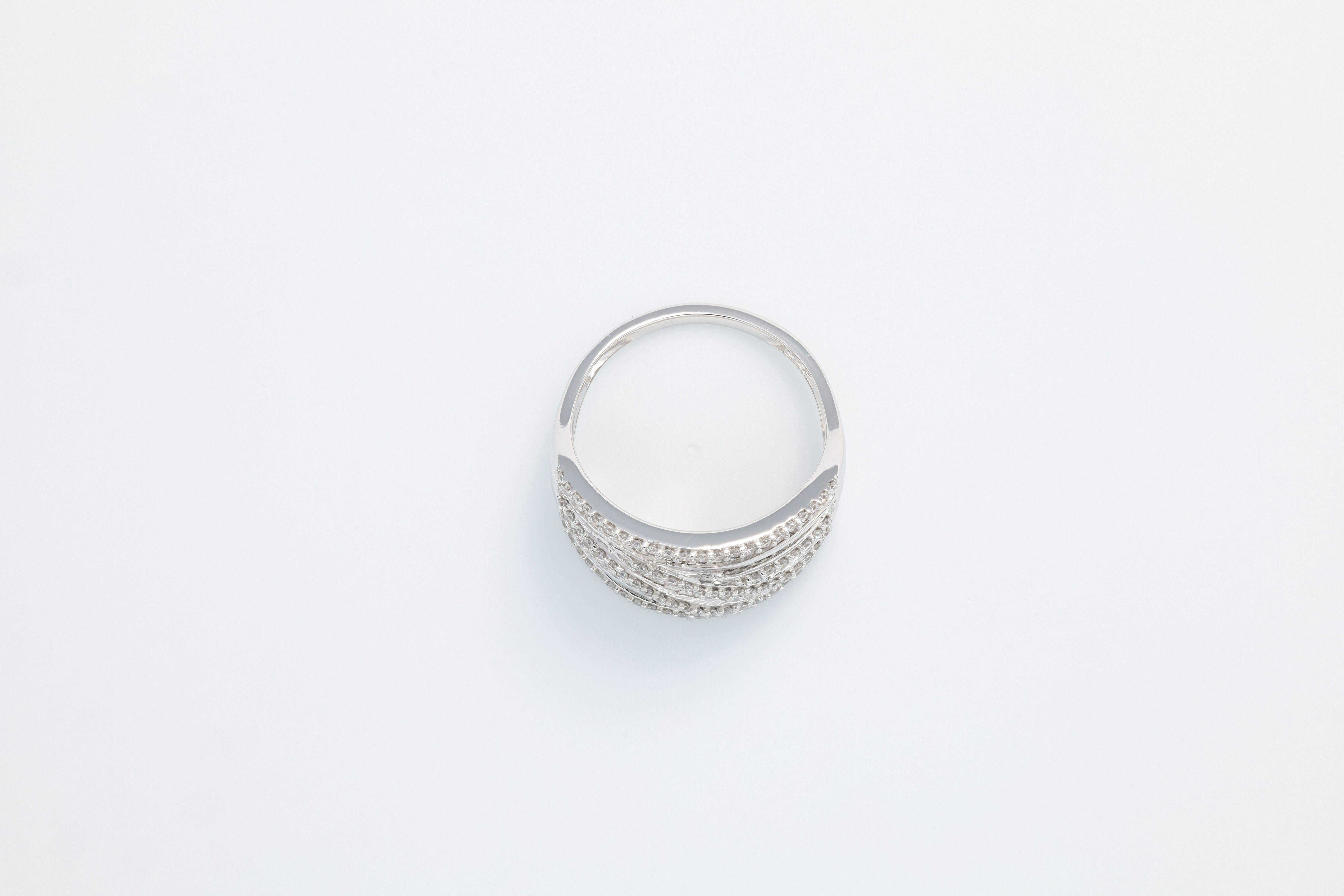 Anello con diamante naturale da 1,15 carati in oro bianco 18KT a più file in vendita 4