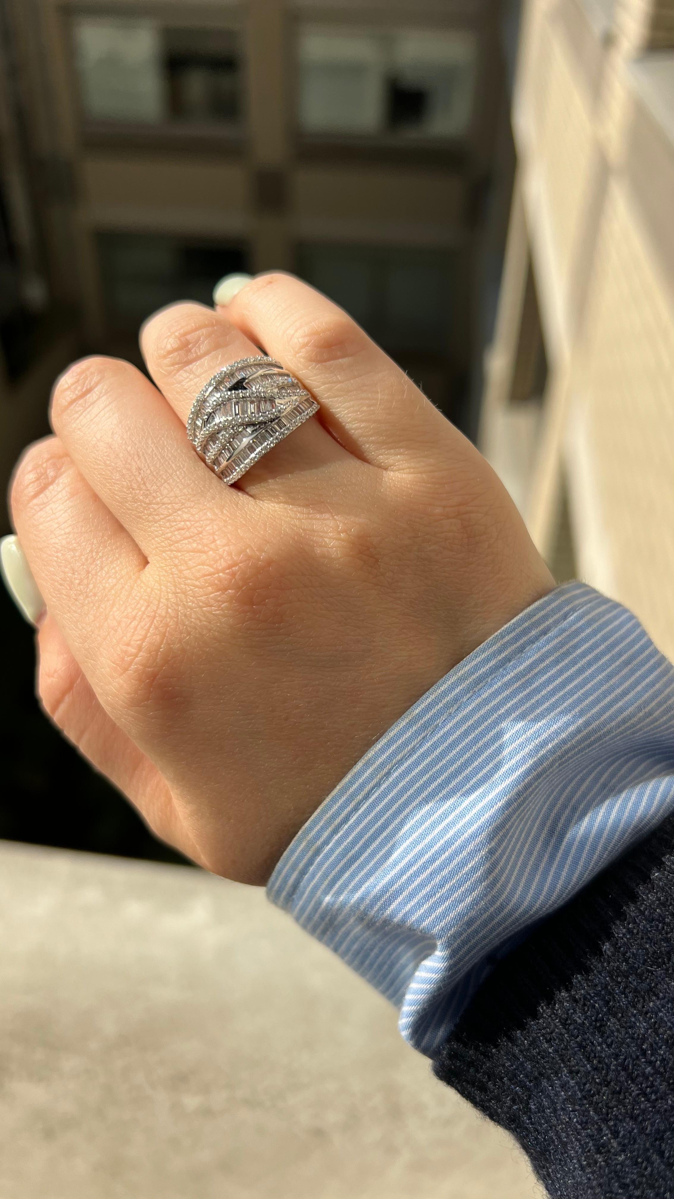 Moderno Anello con diamante naturale da 1,15 carati in oro bianco 18KT a più file in vendita