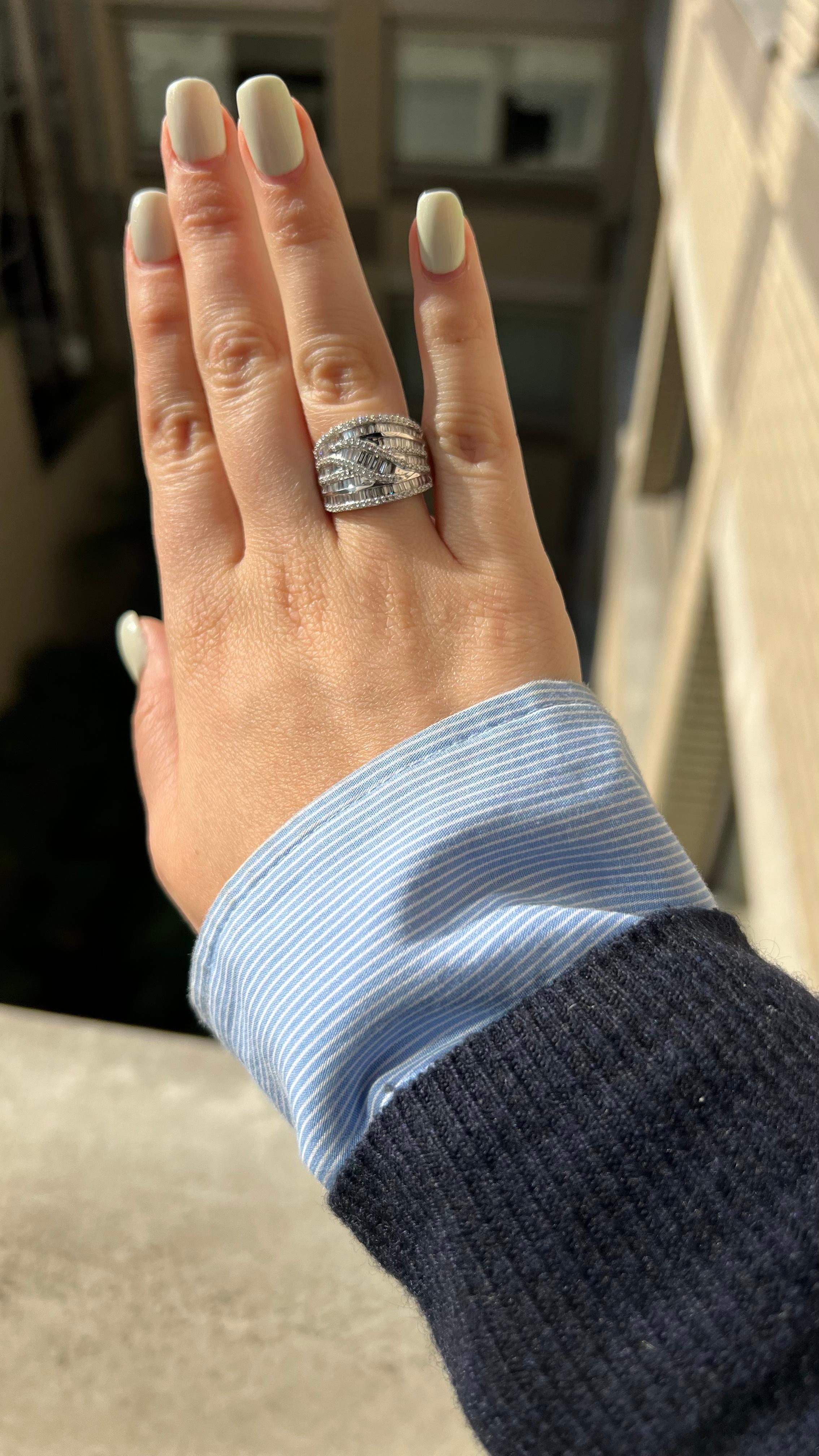 Taglio baguette Anello con diamante naturale da 1,15 carati in oro bianco 18KT a più file in vendita