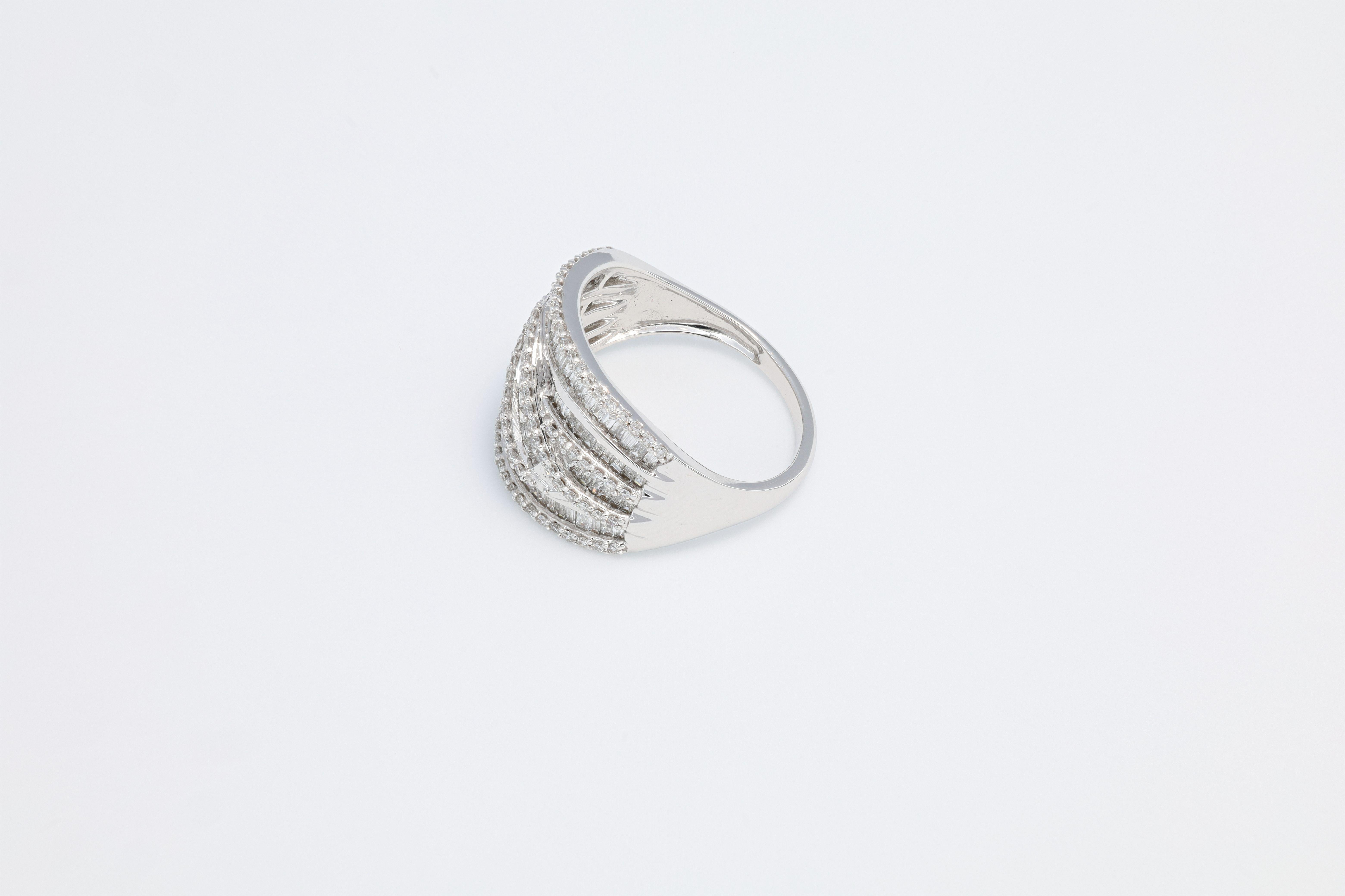 Anello con diamante naturale da 1,15 carati in oro bianco 18KT a più file in vendita 2