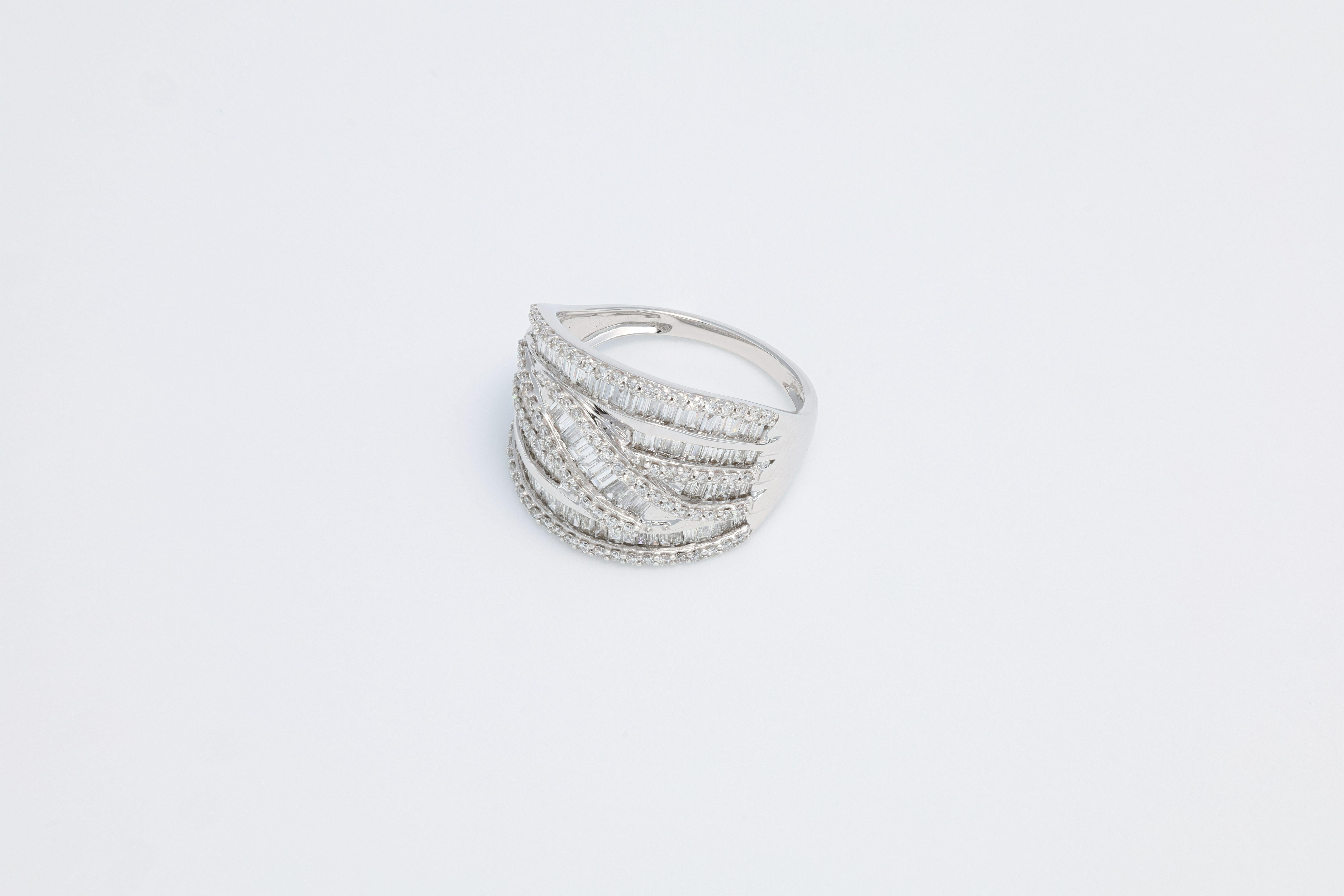 Anello con diamante naturale da 1,15 carati in oro bianco 18KT a più file in vendita 3