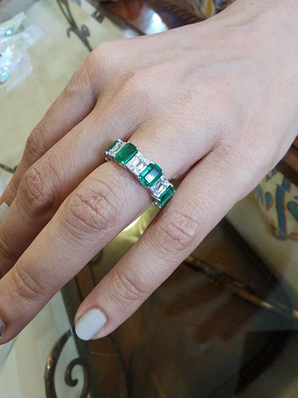 Natural Diamond 1.15cts & Emerald 4.43cts in 18k Gold 3.02gms Ring In New Condition For Sale In jaipur, IN