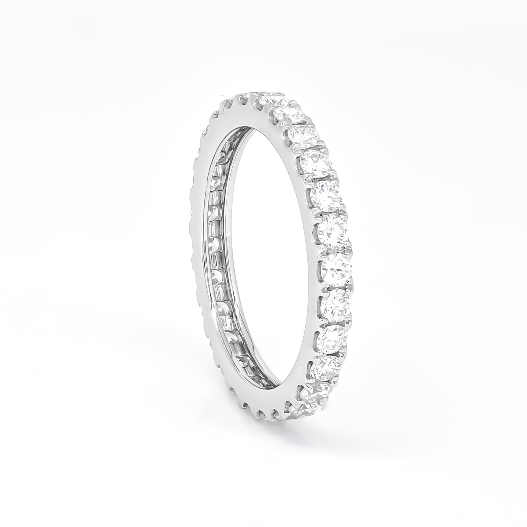 Experimenta la elegancia atemporal de nuestra exquisita banda de diamantes, una auténtica obra maestra elaborada en lustroso oro blanco de 18 quilates.

 Este impresionante anillo presenta una banda continua de diamantes redondos, meticulosamente