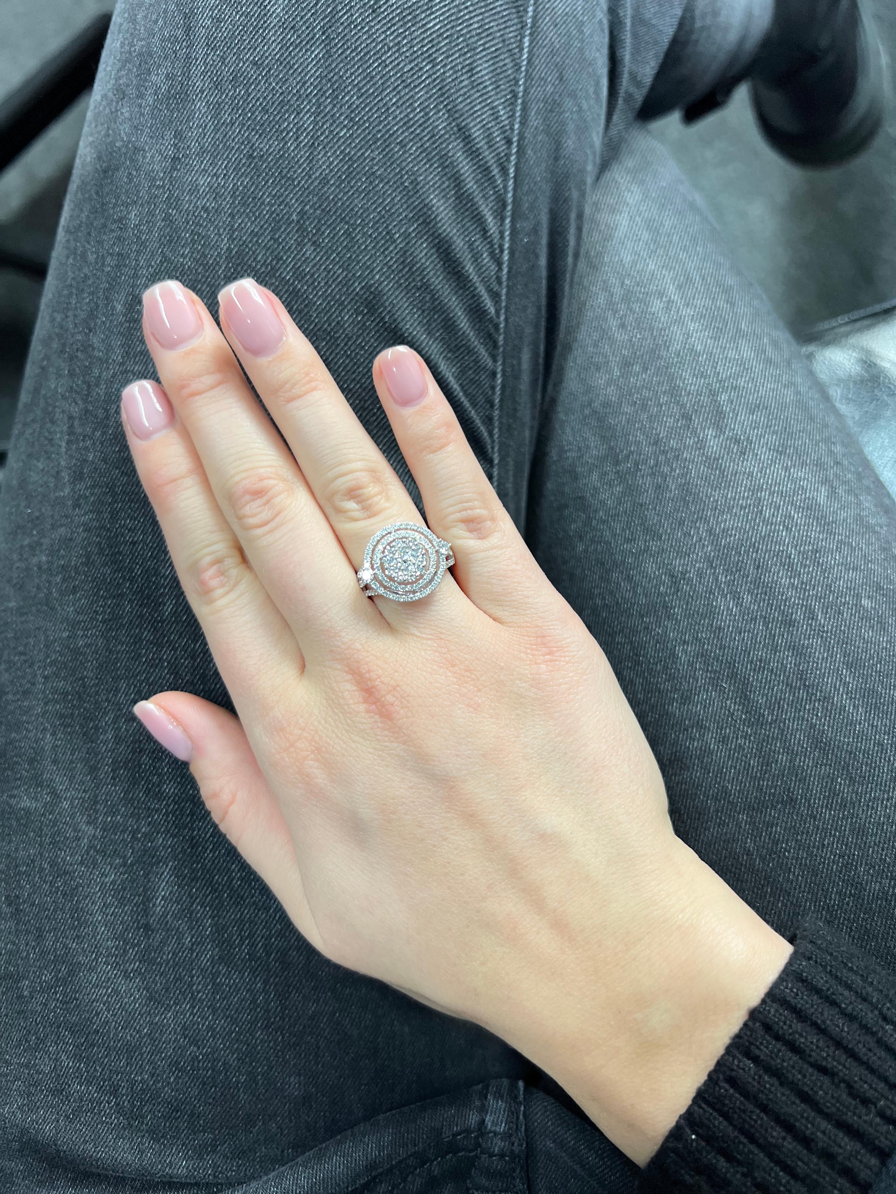 Bague de fiançailles halo en or blanc 18 carats avec diamant naturel de 1,25 carat en vente 1