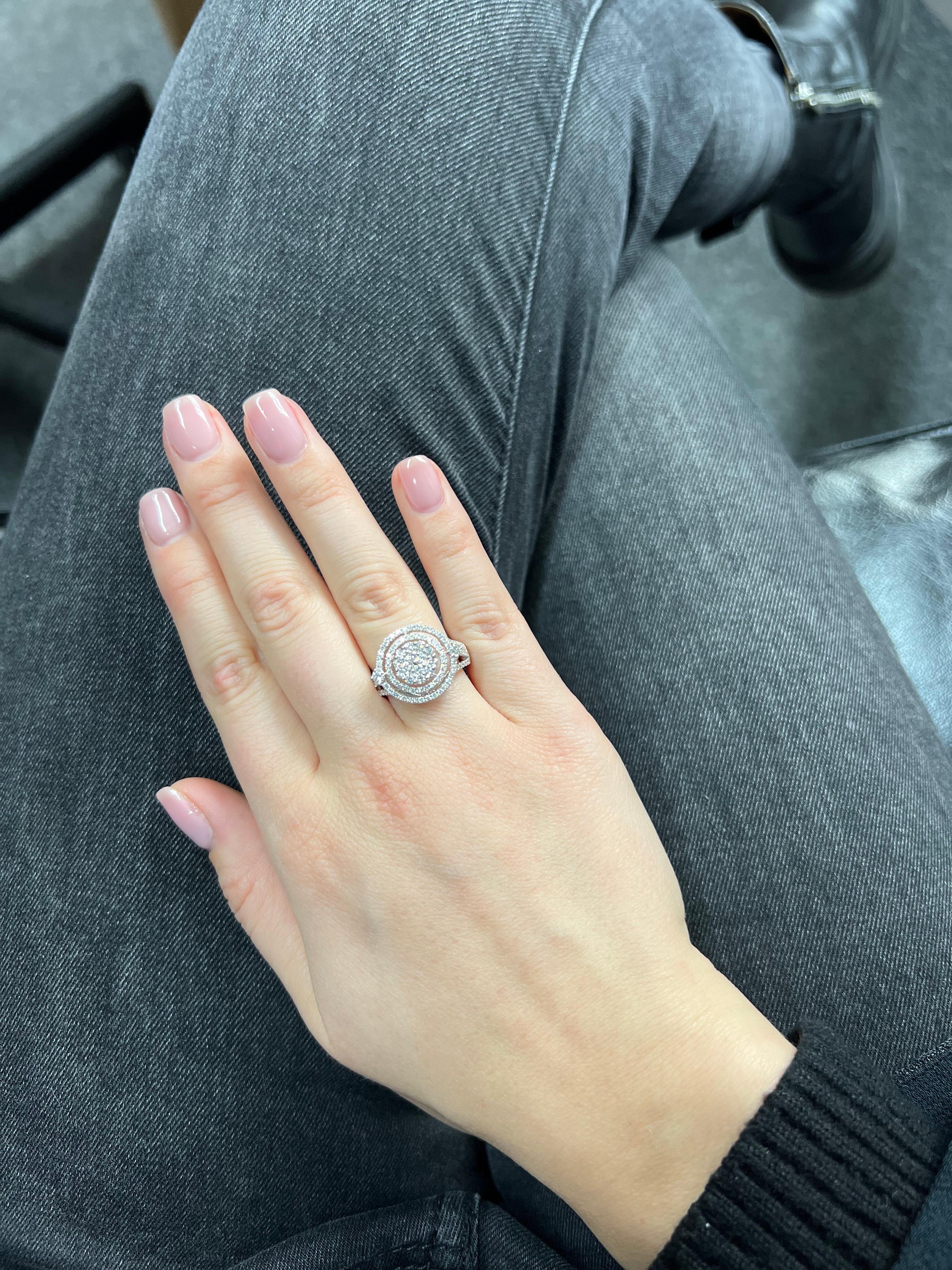 Bague de fiançailles halo en or blanc 18 carats avec diamant naturel de 1,25 carat en vente 2