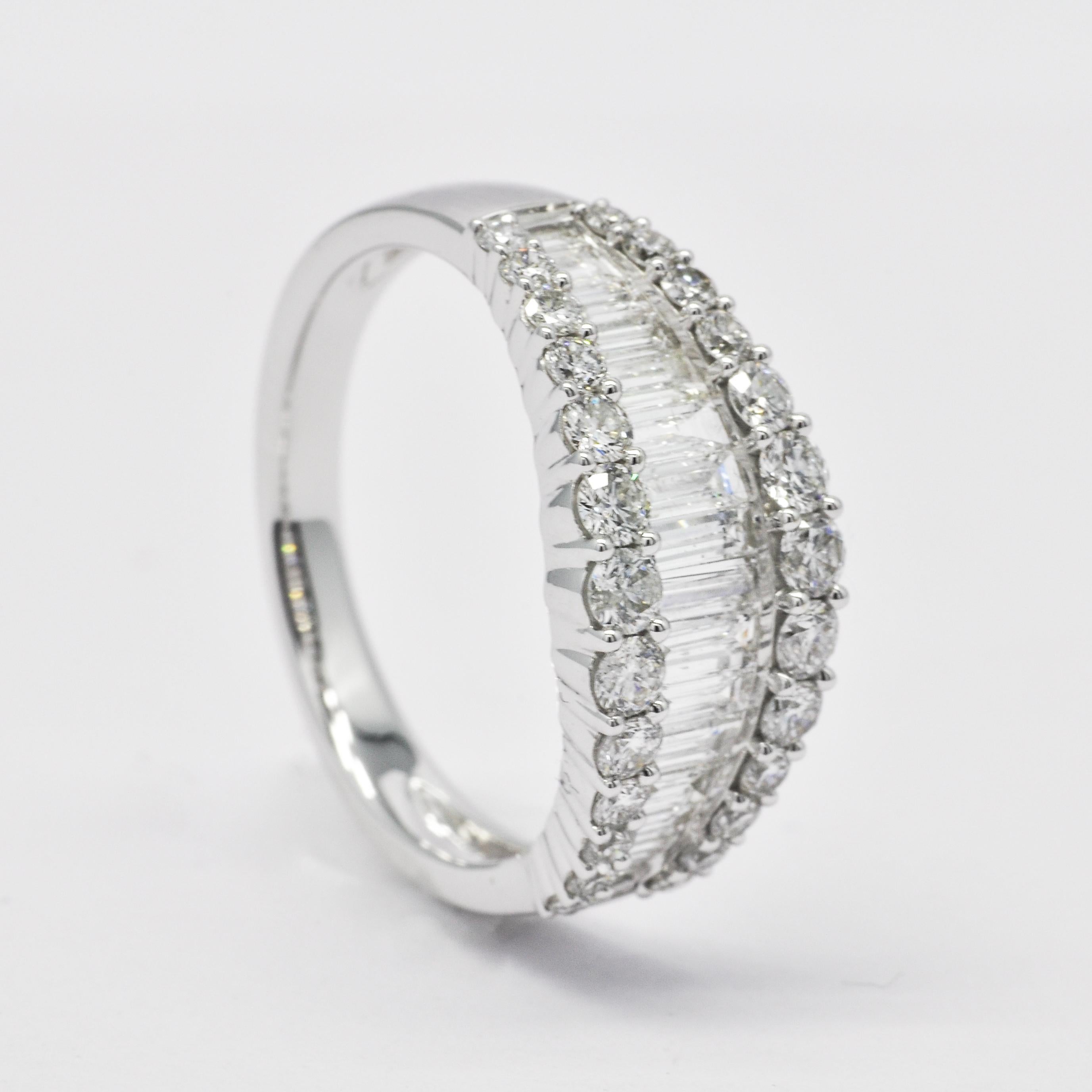 Natural Diamond 1.45 Carats 18KT White Gold Baguette Anniversary Band Ring In New Condition For Sale In Antwerpen, BE