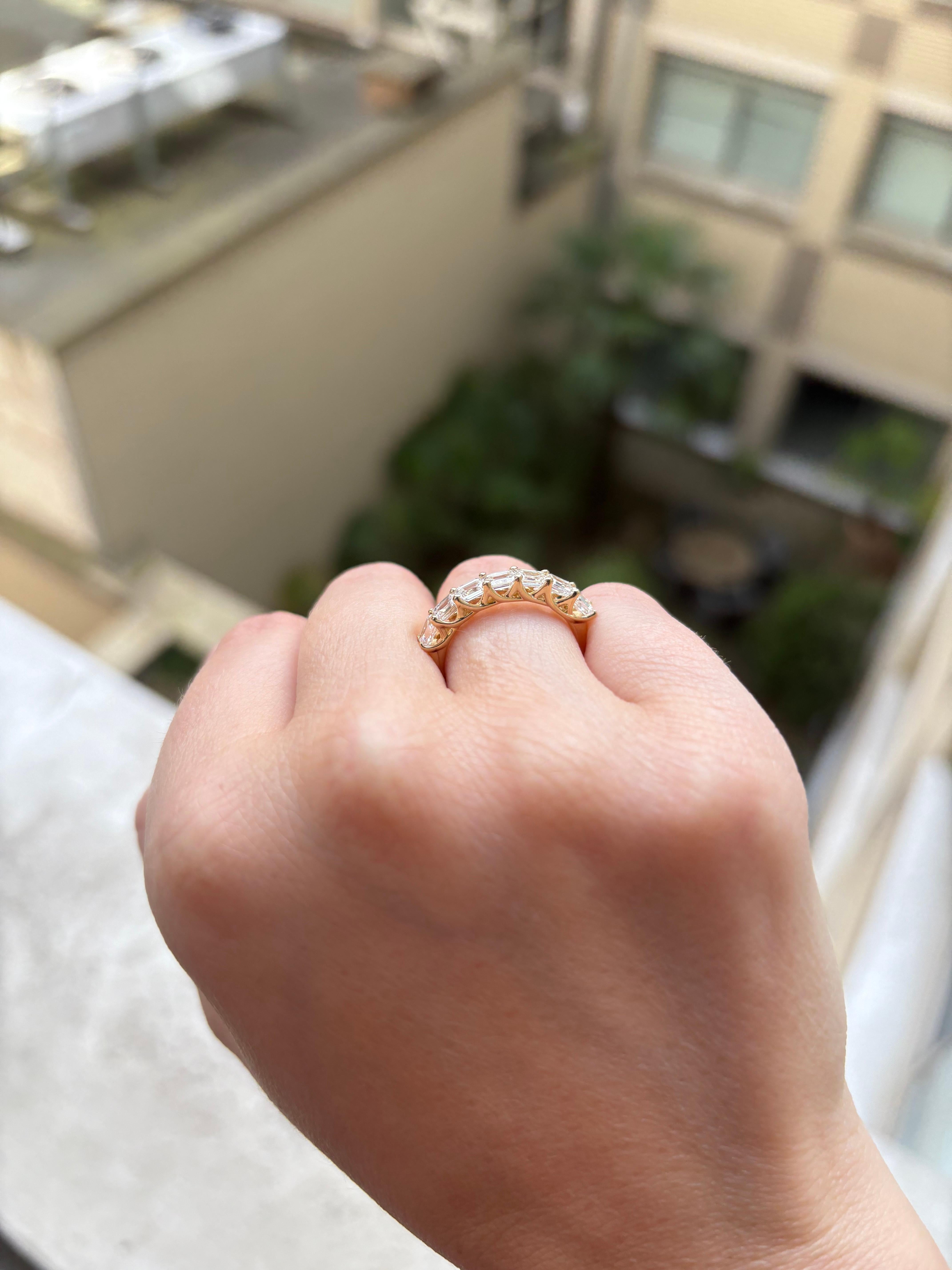 Natürlicher Diamant 1,45 Karat 18KT Weißgold Baguette-Ehering im Angebot 9