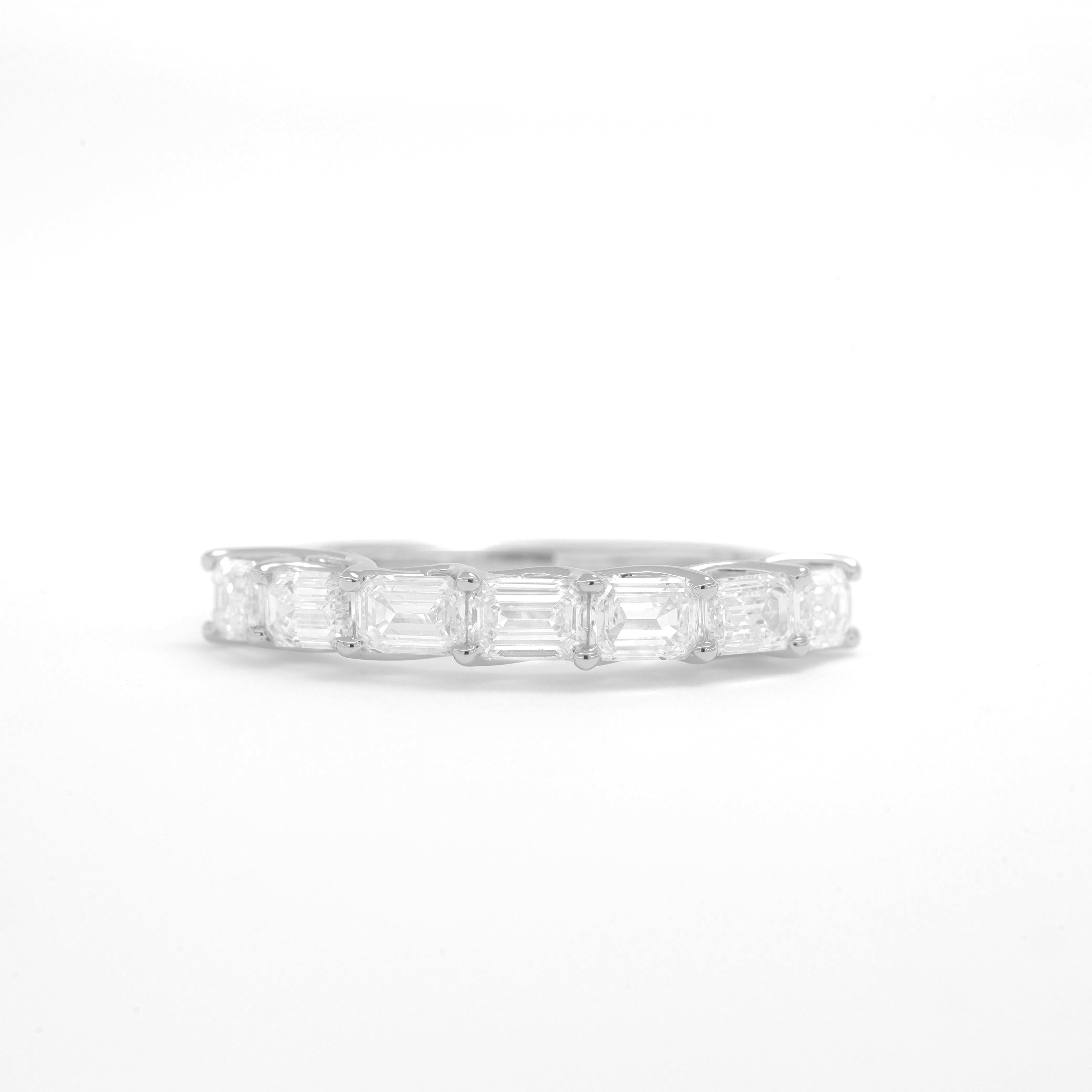 D'une sophistication saisissante, cette bague demi-éternité redéfinit le design classique avec une touche audacieuse et contemporaine. Réalisé en or 18 carats, le bracelet présente un motif diagonal dynamique de diamants baguettes sertis,
