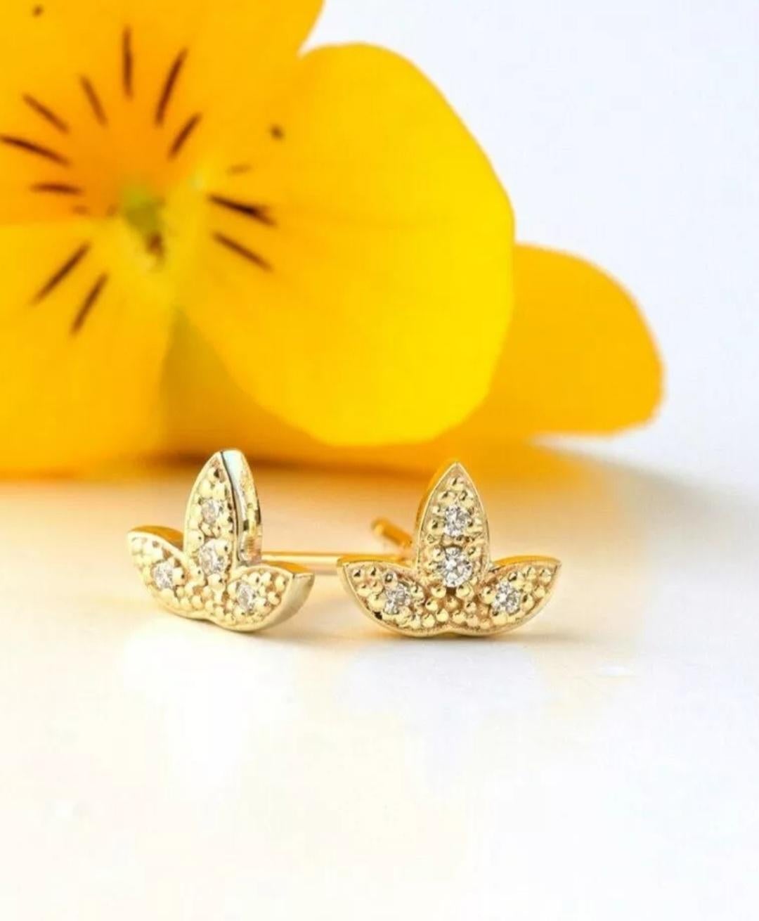 Natural Diamond 14K Gold Floral Stud Earring For Women Christmas Gift For Girls.

Number of Diamonds
8
Shape
Flower
Closure
Butterfly
Metal
Yellow Gold
Item Length
6 mm Approx
Main Stone
Diamond
Base Metal
Yellow Gold
Number of