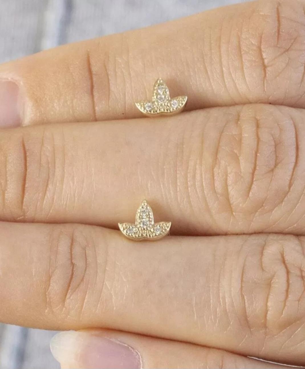 Round Cut Natural Diamond 14K Gold Floral Stud Earring For Women Christmas Gift For Girls. For Sale
