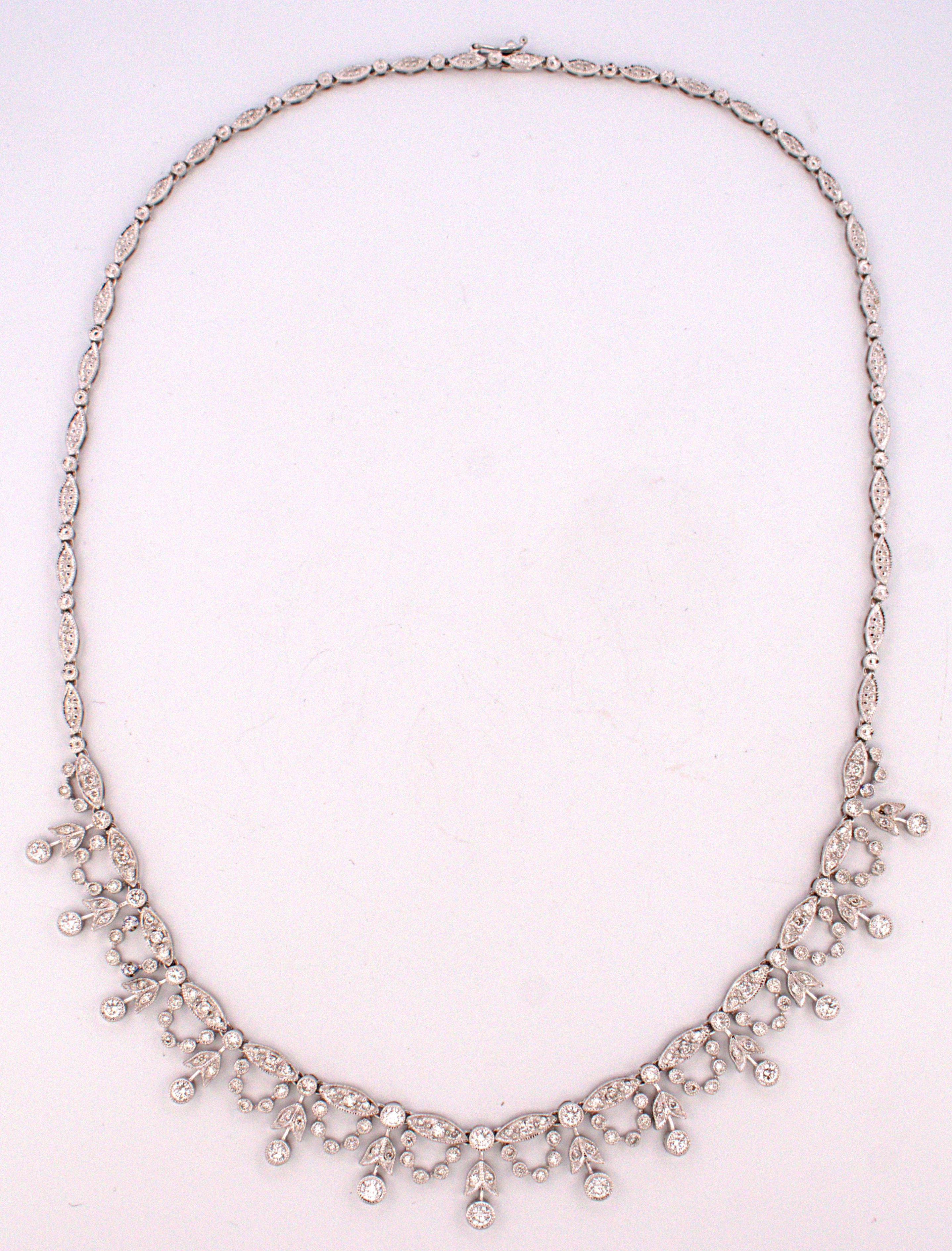 Halskette im Bib-Stil mit natürlichen Diamanten, 14K Weißgold im Angebot 5