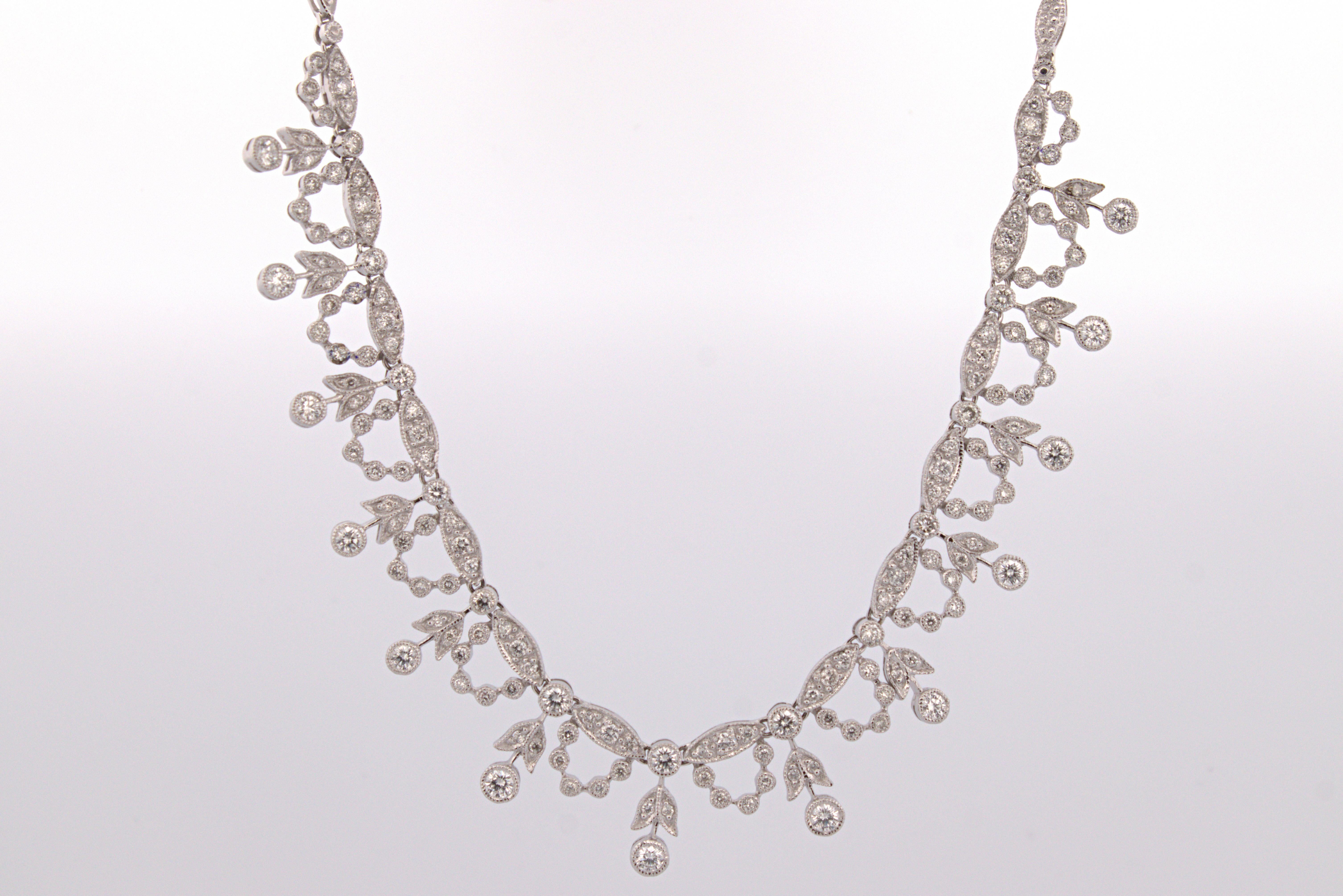 Halskette im Bib-Stil mit natürlichen Diamanten, 14K Weißgold im Angebot 6
