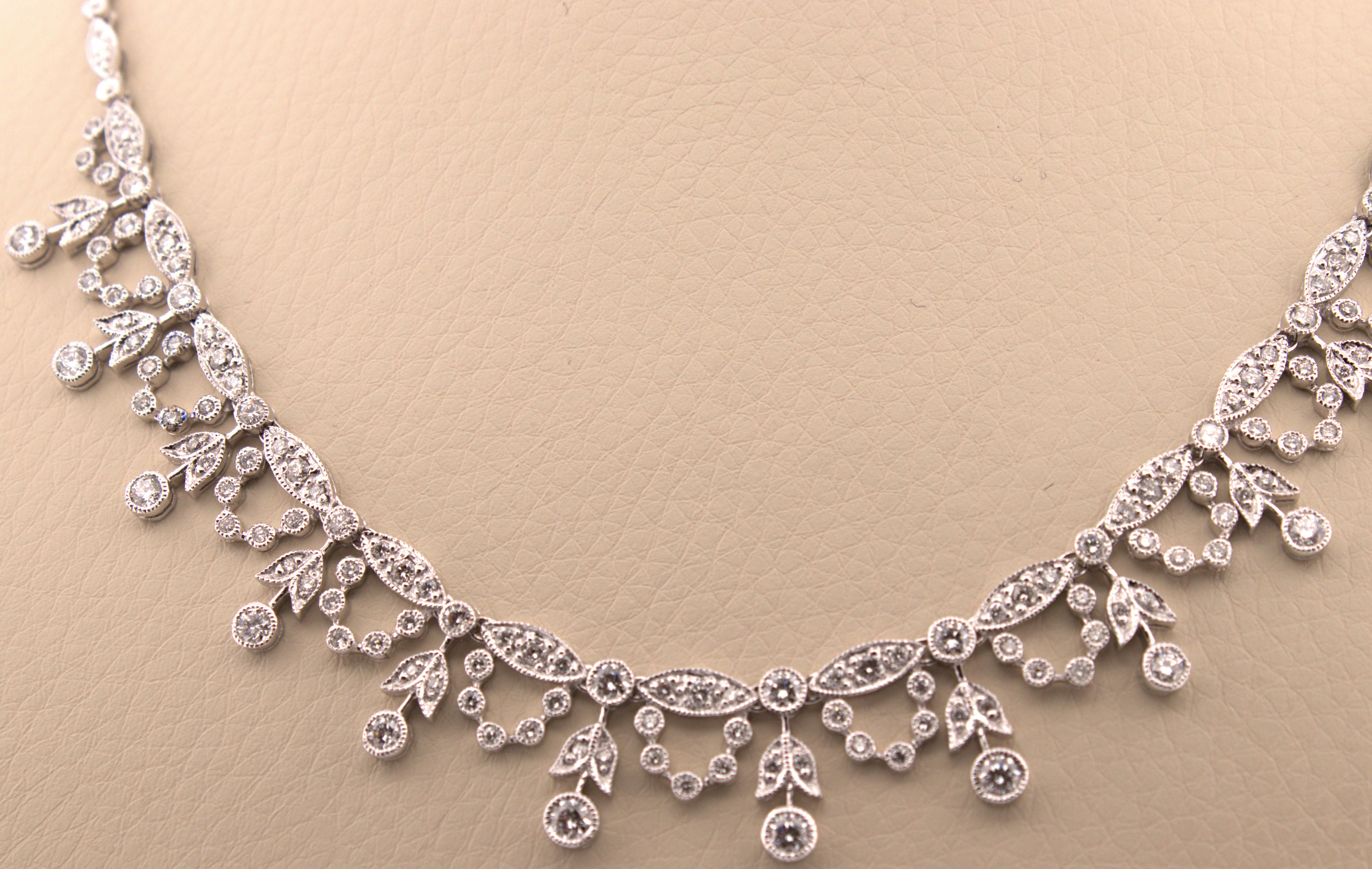 Halskette im Bib-Stil mit natürlichen Diamanten, 14K Weißgold im Zustand „Gut“ im Angebot in Pleasant Hill, CA