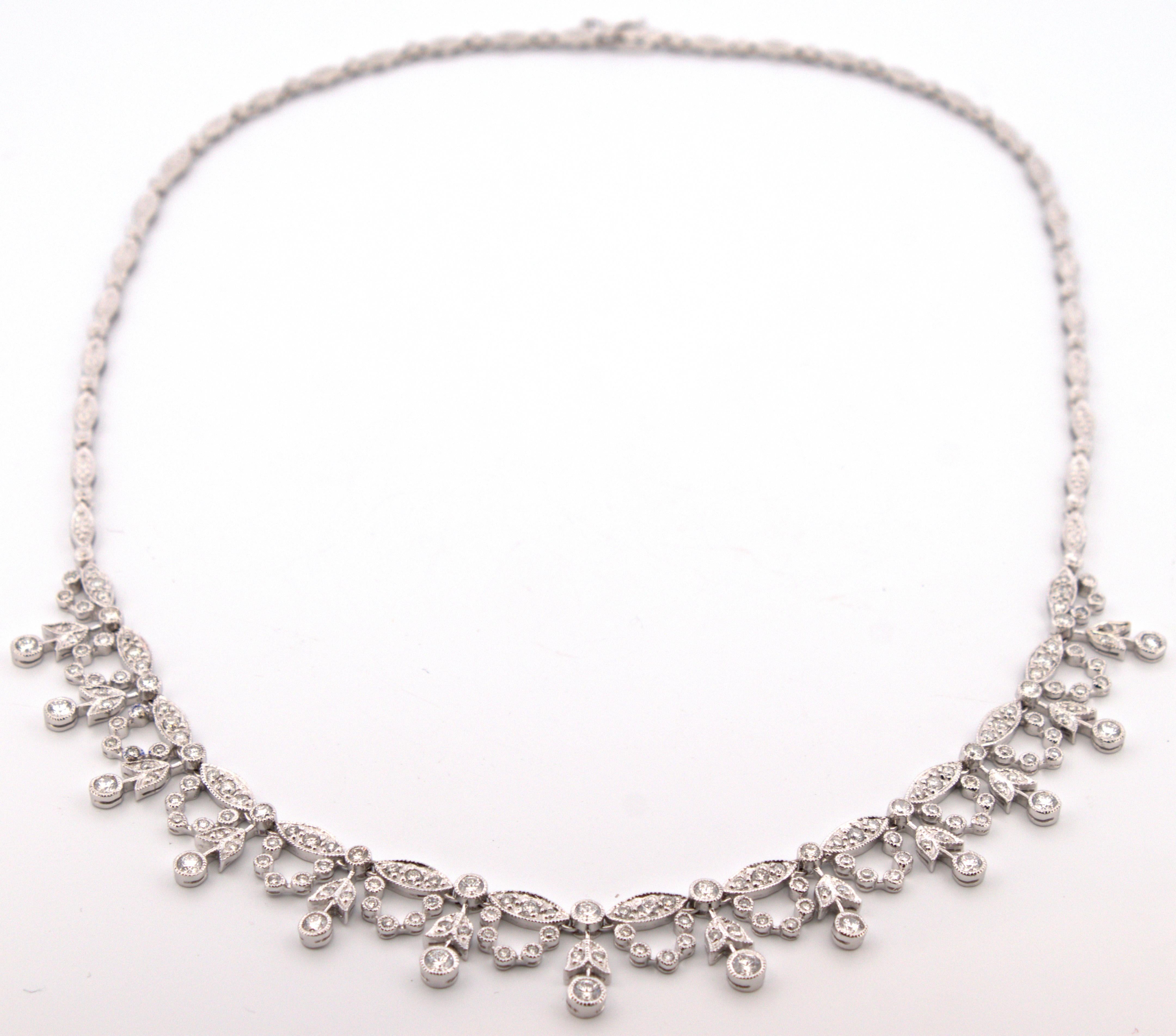 Halskette im Bib-Stil mit natürlichen Diamanten, 14K Weißgold Damen im Angebot