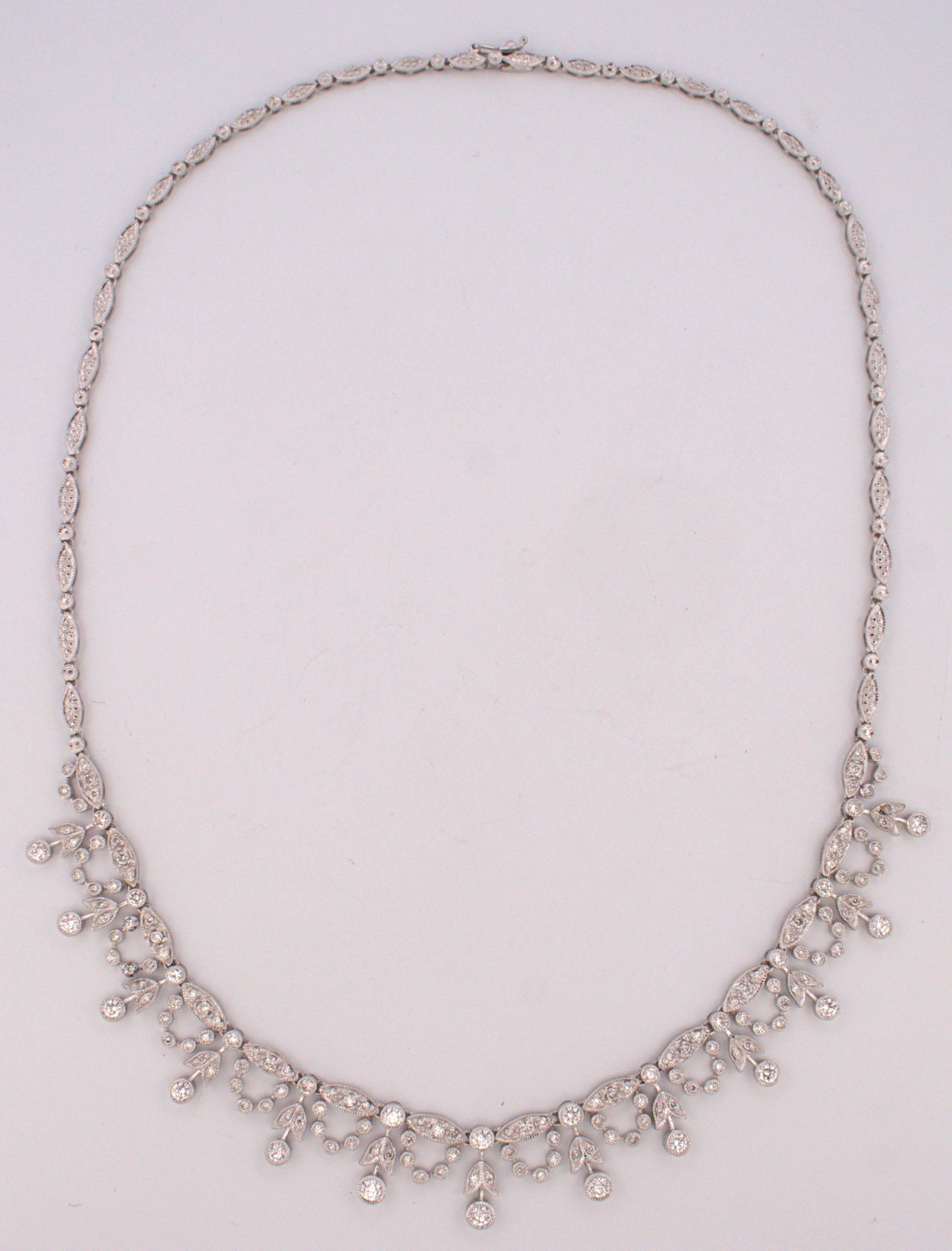 Halskette im Bib-Stil mit natürlichen Diamanten, 14K Weißgold im Angebot 2