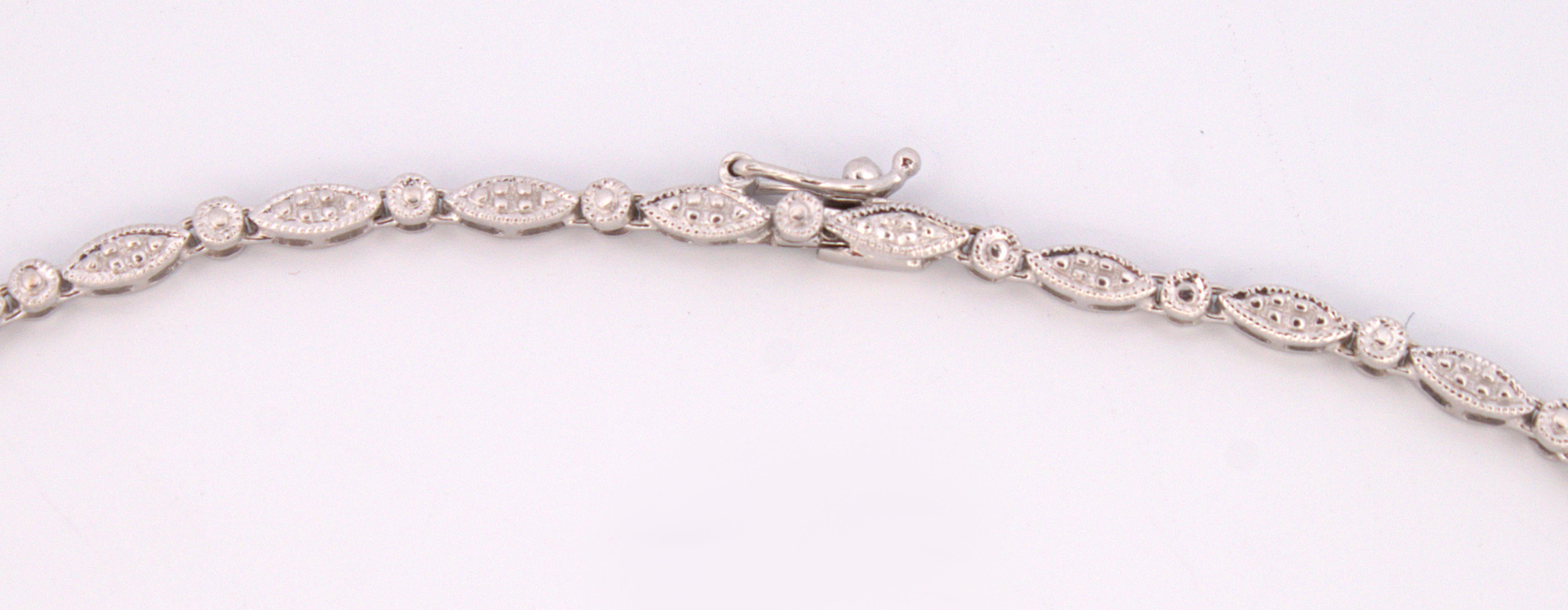 Halskette im Bib-Stil mit natürlichen Diamanten, 14K Weißgold im Angebot 3
