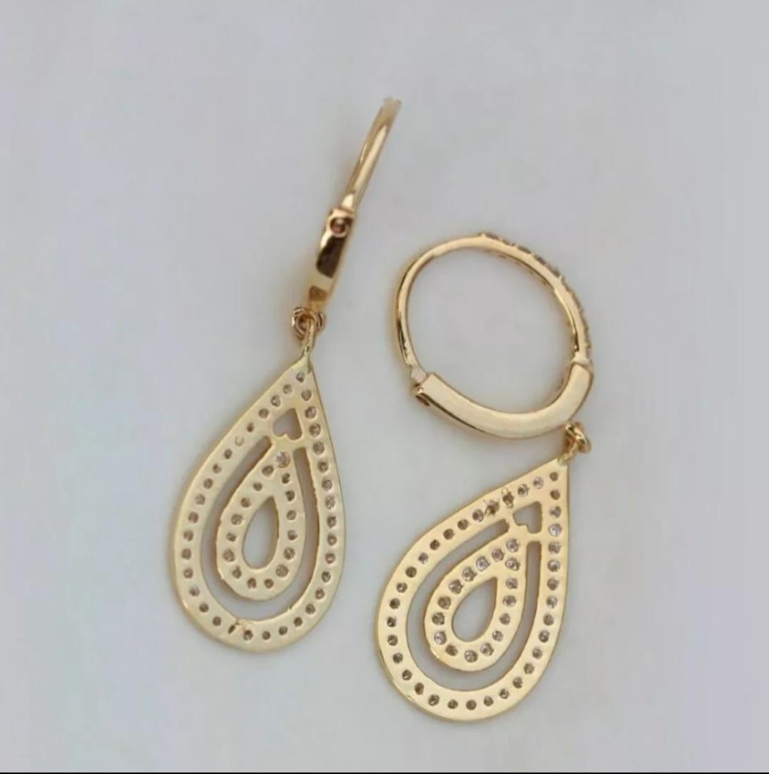 Pendants d'oreilles pendants en or jaune 14 carats avec diamants naturels, faits à la main, cadeau de haute joaillerie

Taille
30x11mm Approx.
Couleur de la pierre principale
White/Colorless
Longueur de l'article
30mm Approx.
Métal
Or jaune
Poids du