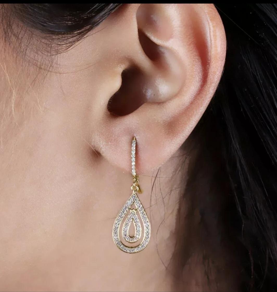 Taille ronde Pendants d'oreilles pendants en or jaune 14 carats avec diamants naturels, faits à la main, cadeau de haute joaillerie en vente