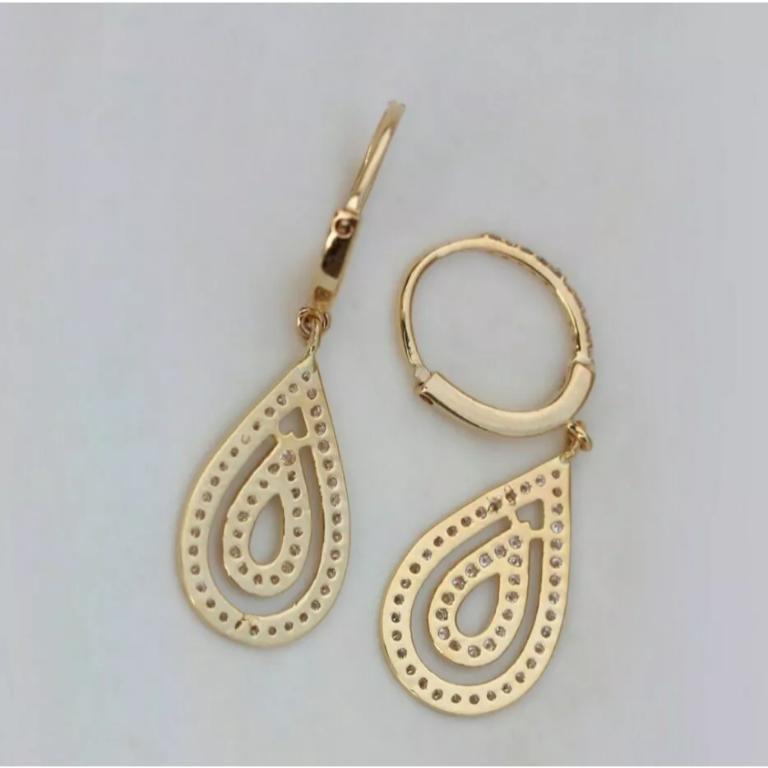 Taille ronde Pendants d'oreilles en or jaune 14 carats avec diamants naturels, faits à la main en vente