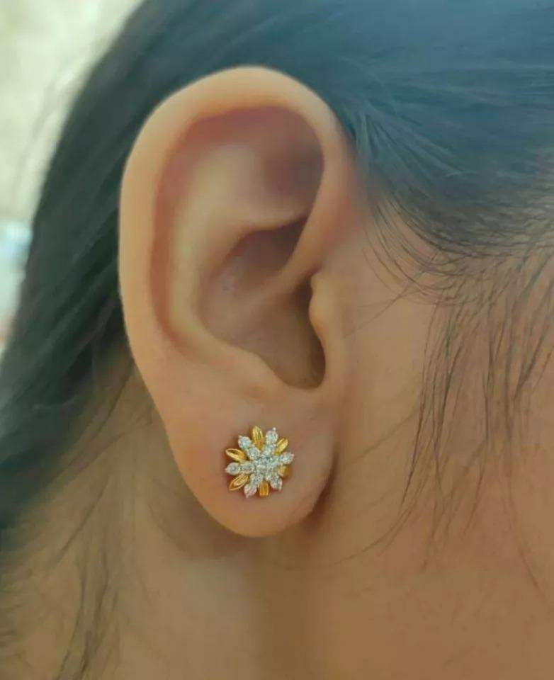 Taglio rotondo Orecchini con diamante naturale in oro giallo 14k con chiusura a vite in vendita