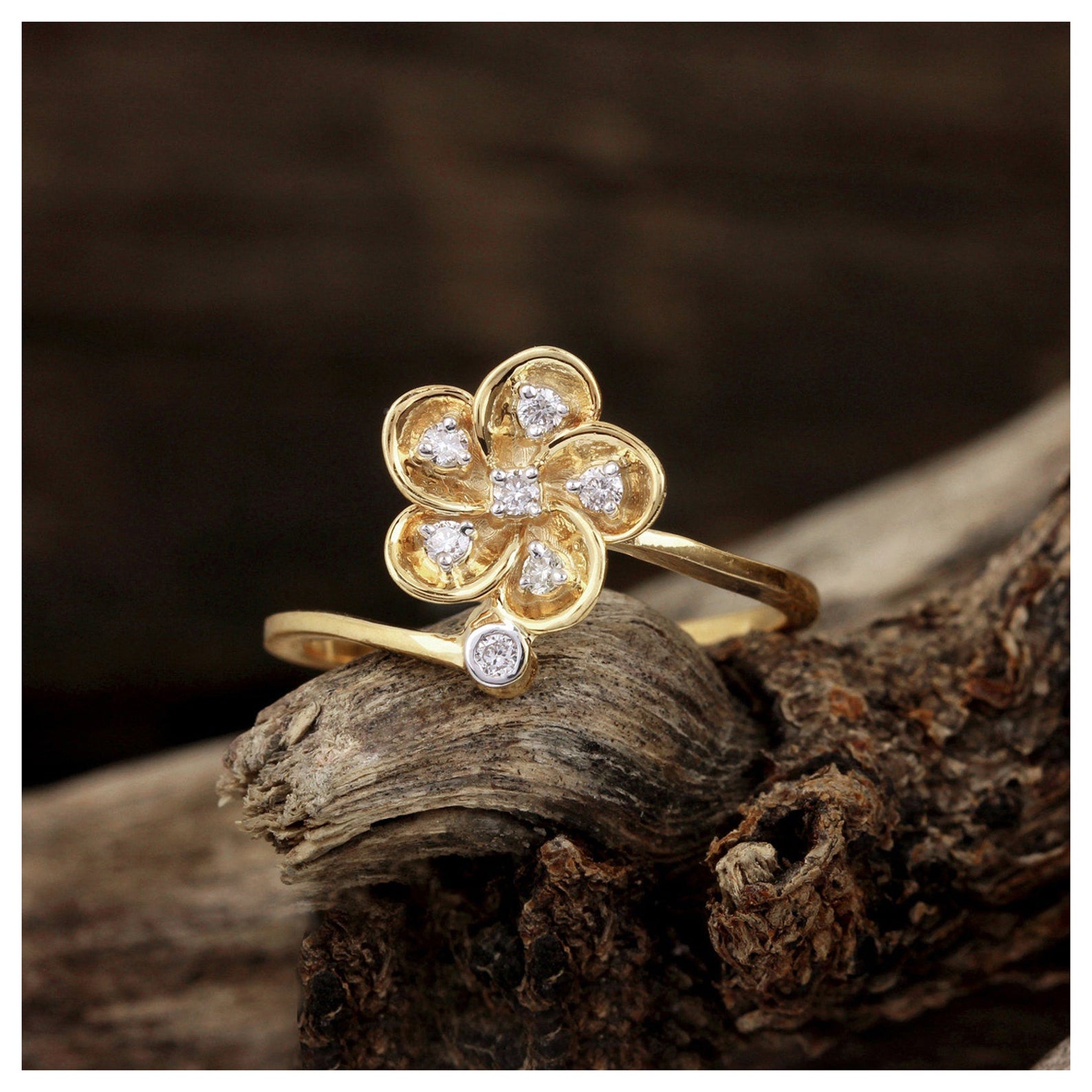 Bague fantaisie pour sa bague minimaliste pour femmes en or jaune 14 carats avec diamants naturels en vente