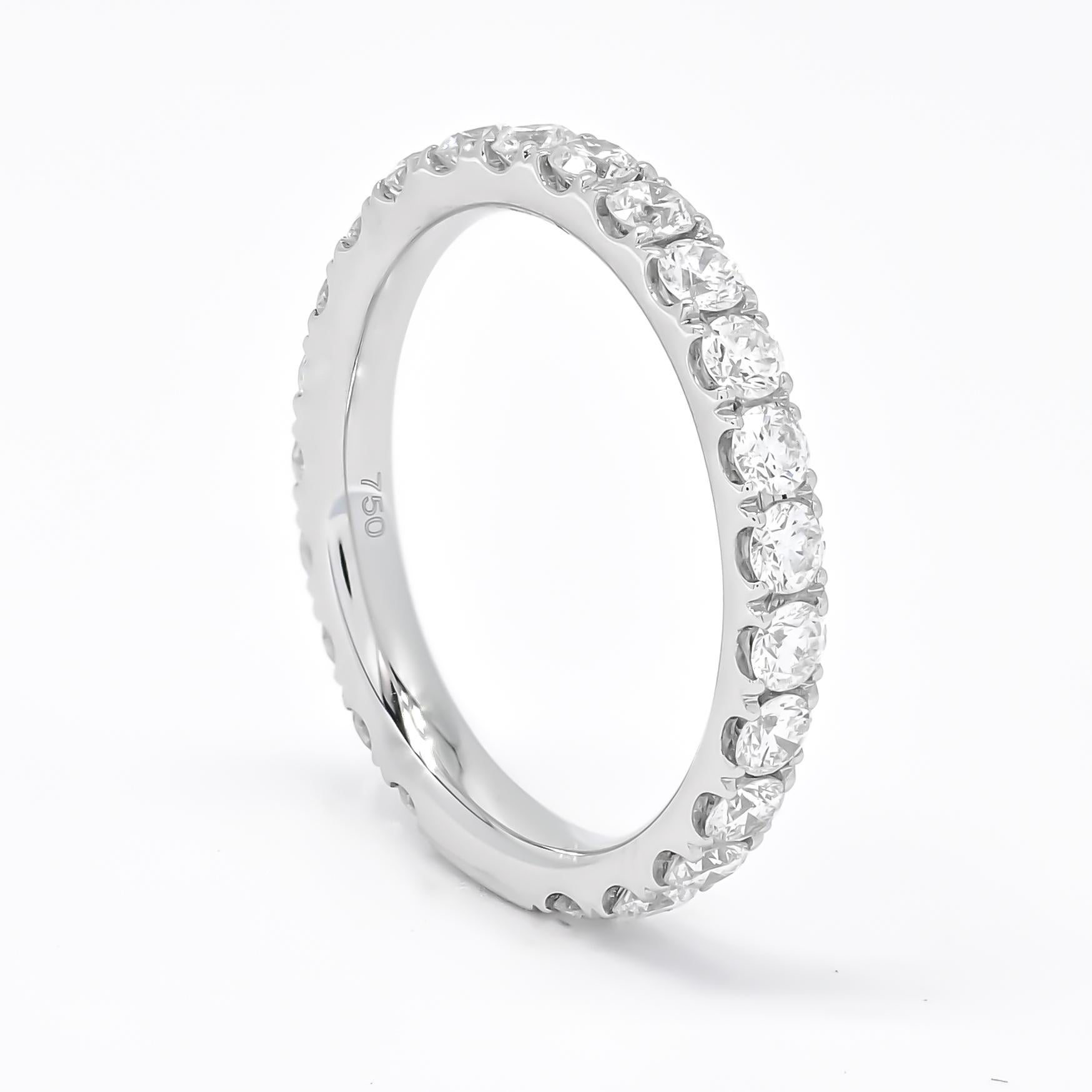 Abraza la elegancia atemporal de nuestra exquisita banda de diamantes, una auténtica obra maestra elaborada en lustroso oro blanco de 18 quilates. Este impresionante anillo presenta una banda continua de diamantes redondos, meticulosamente