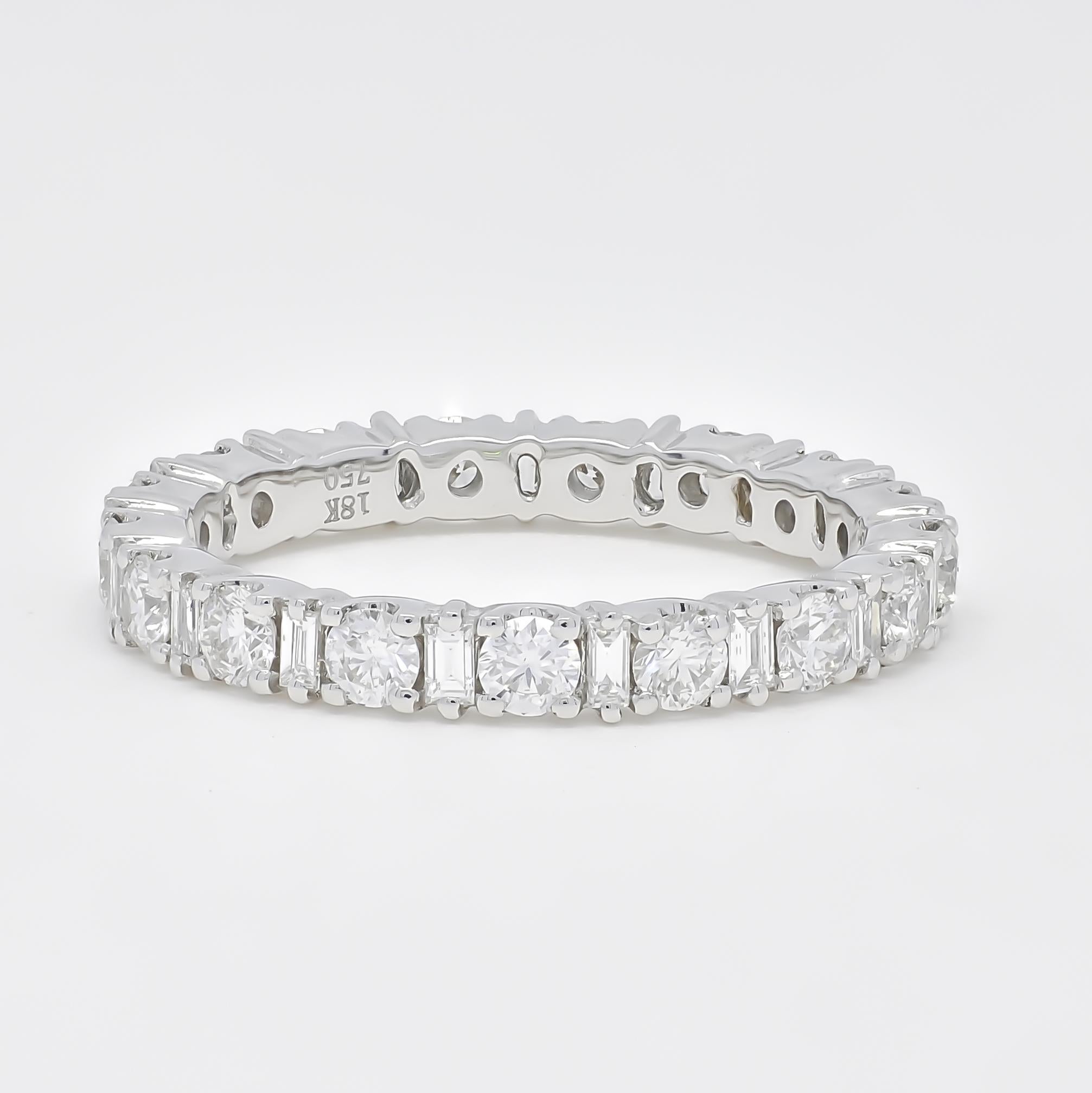 Questo anello dell'eternità in oro bianco 18 carati è più di un semplice gioiello: simboleggia una storia d'amore che durerà tutta la vita. L'anello è realizzato con una splendida combinazione di diamanti naturali a baguette e rotondi, che lo