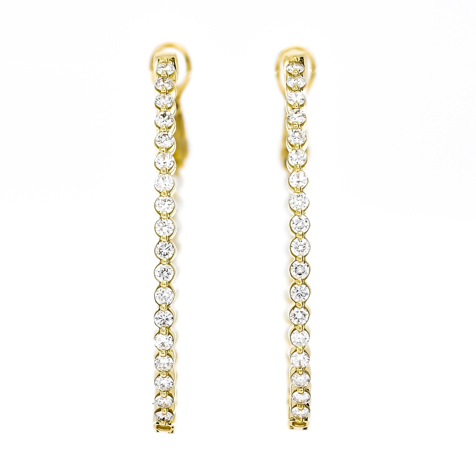 Boucles d'oreilles 'In and Out' Huggies en or blanc 18 carats diamant naturel 1.54 carats Pour femmes en vente