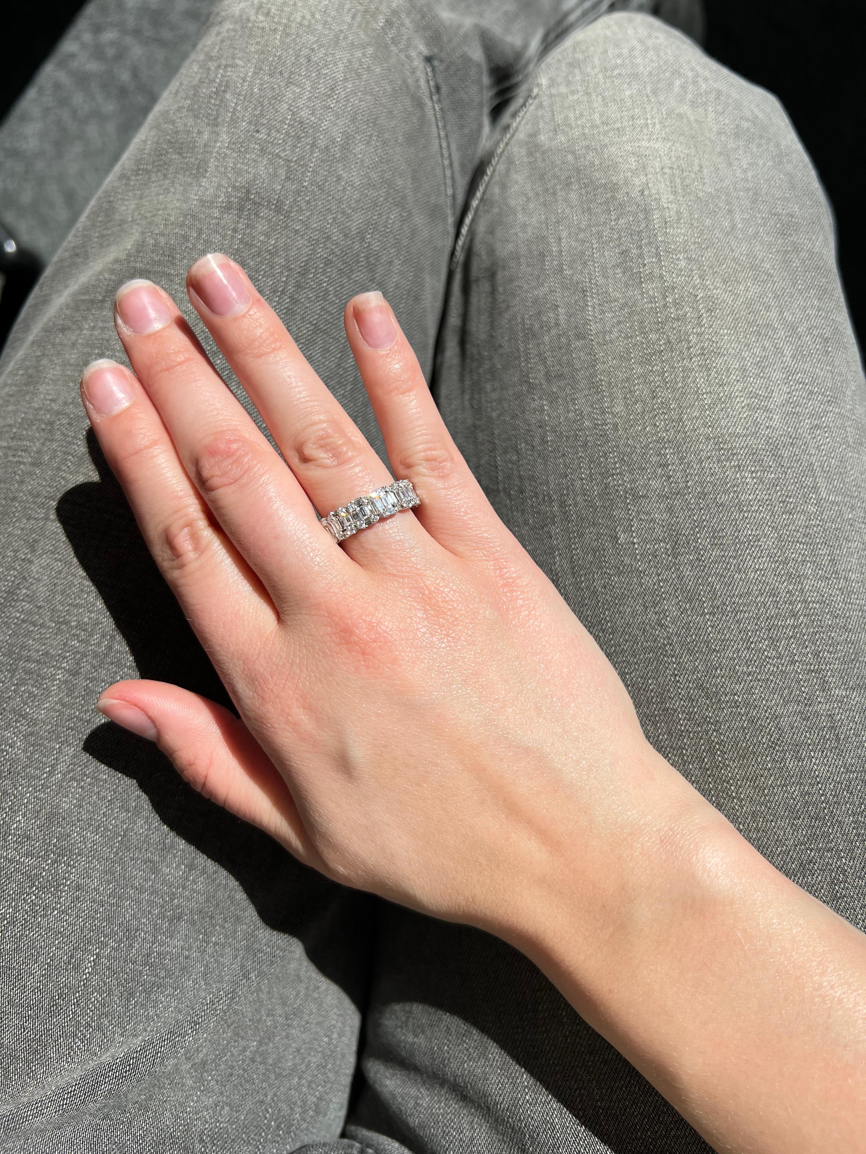 Natural Diamond 1.60 carats 18KT White Gold Cluster Full Eternity Band Ring In New Condition For Sale In Antwerpen, BE