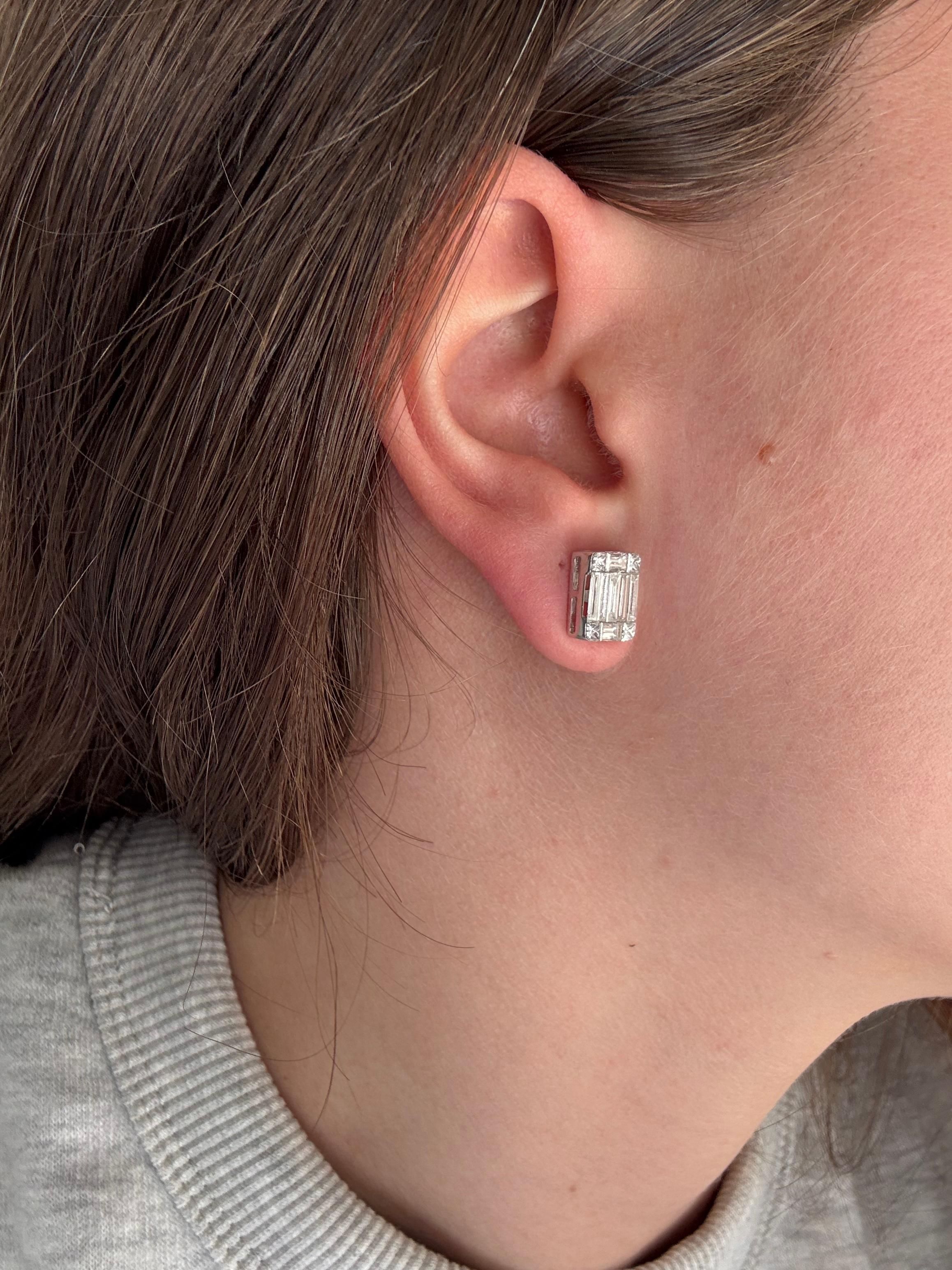 Clous d'oreilles grappe en or blanc 18 carats avec diamants naturels de 1,60 carat en vente 5