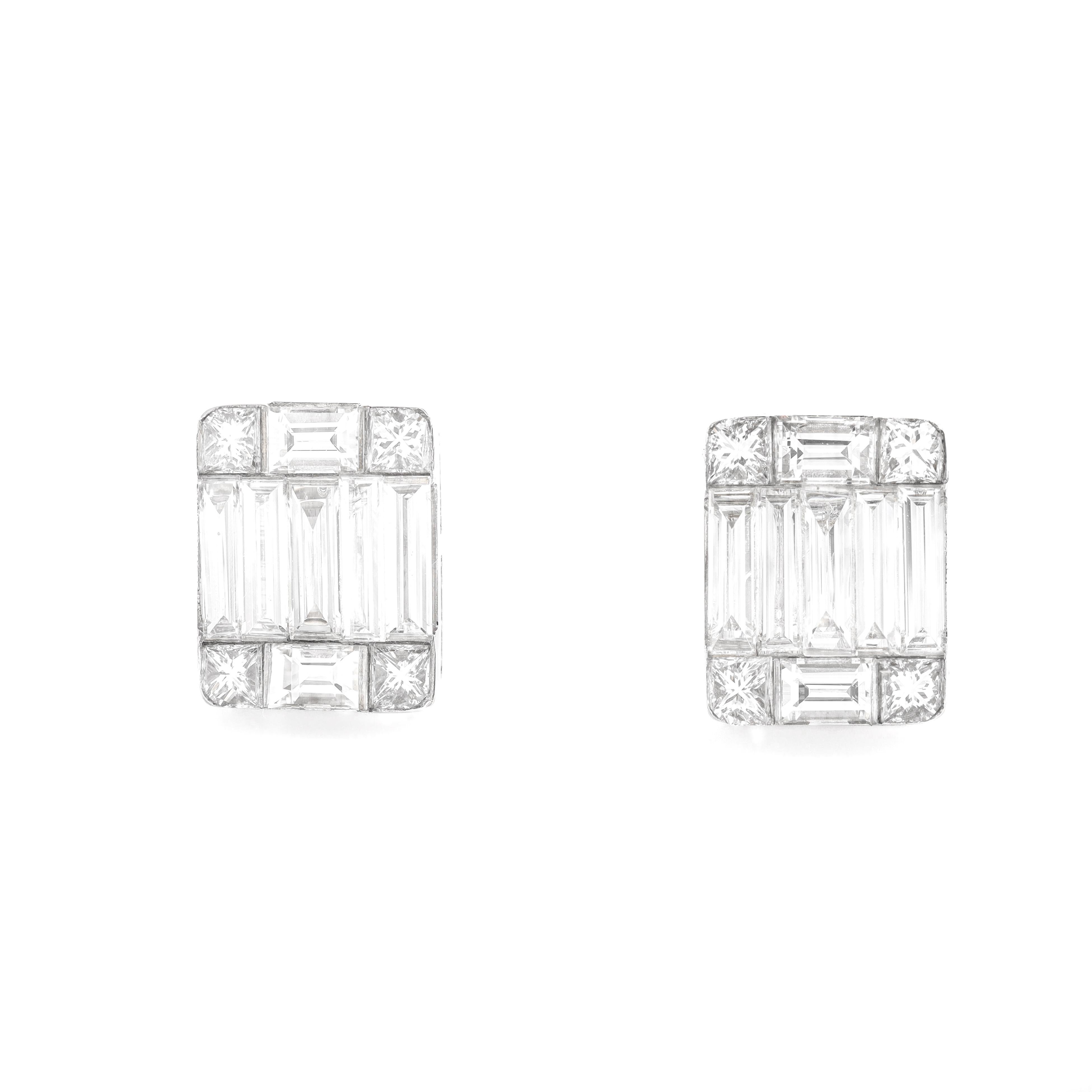 Transformez votre collection de bijoux avec nos exquises boucles d'oreilles en diamant baguette naturel, conçues pour rehausser votre style avec élégance et un luxe éthique. Ces superbes boucles d'oreilles présentent une grappe de diamants baguettes