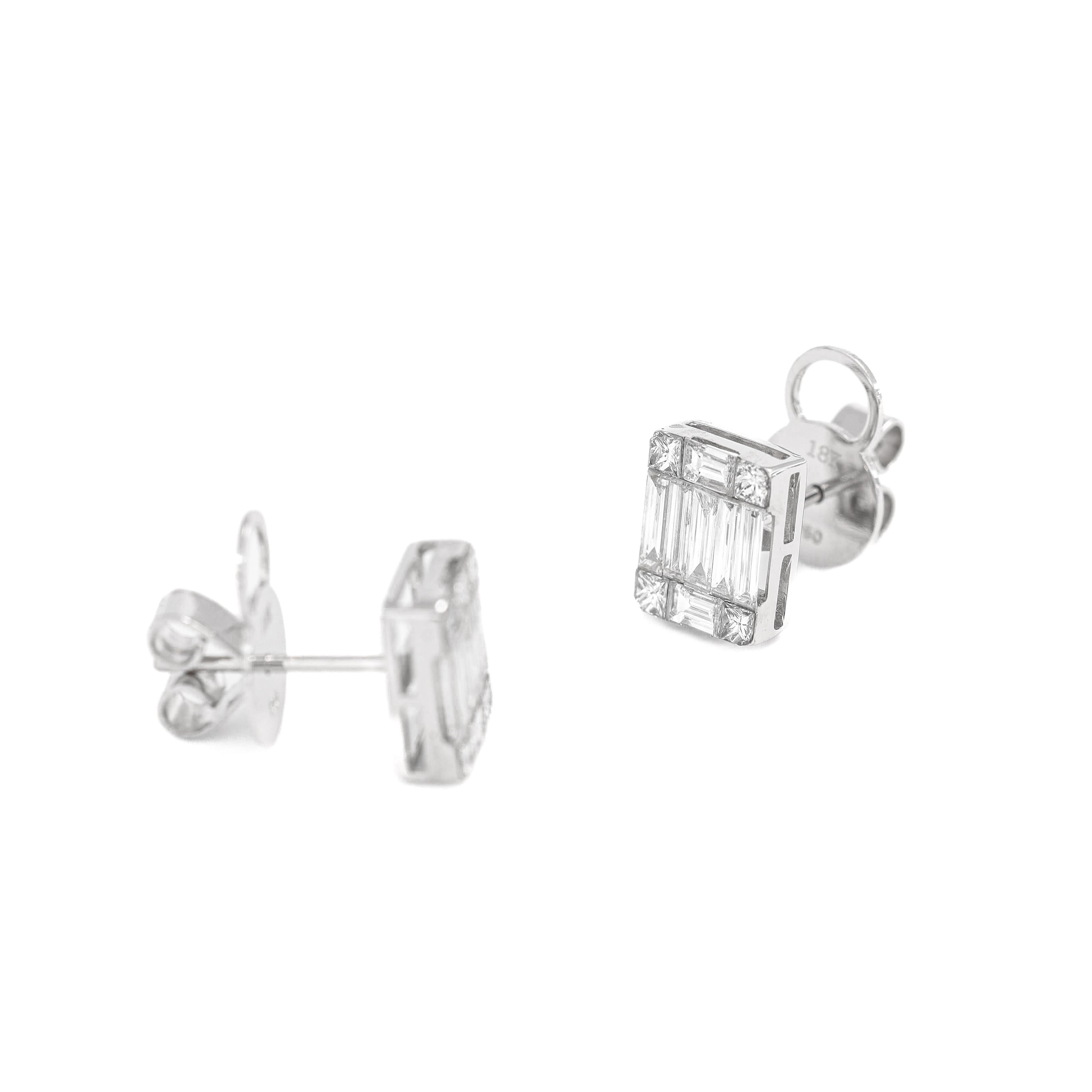Taille baguette Clous d'oreilles grappe en or blanc 18 carats avec diamants naturels de 1,60 carat en vente