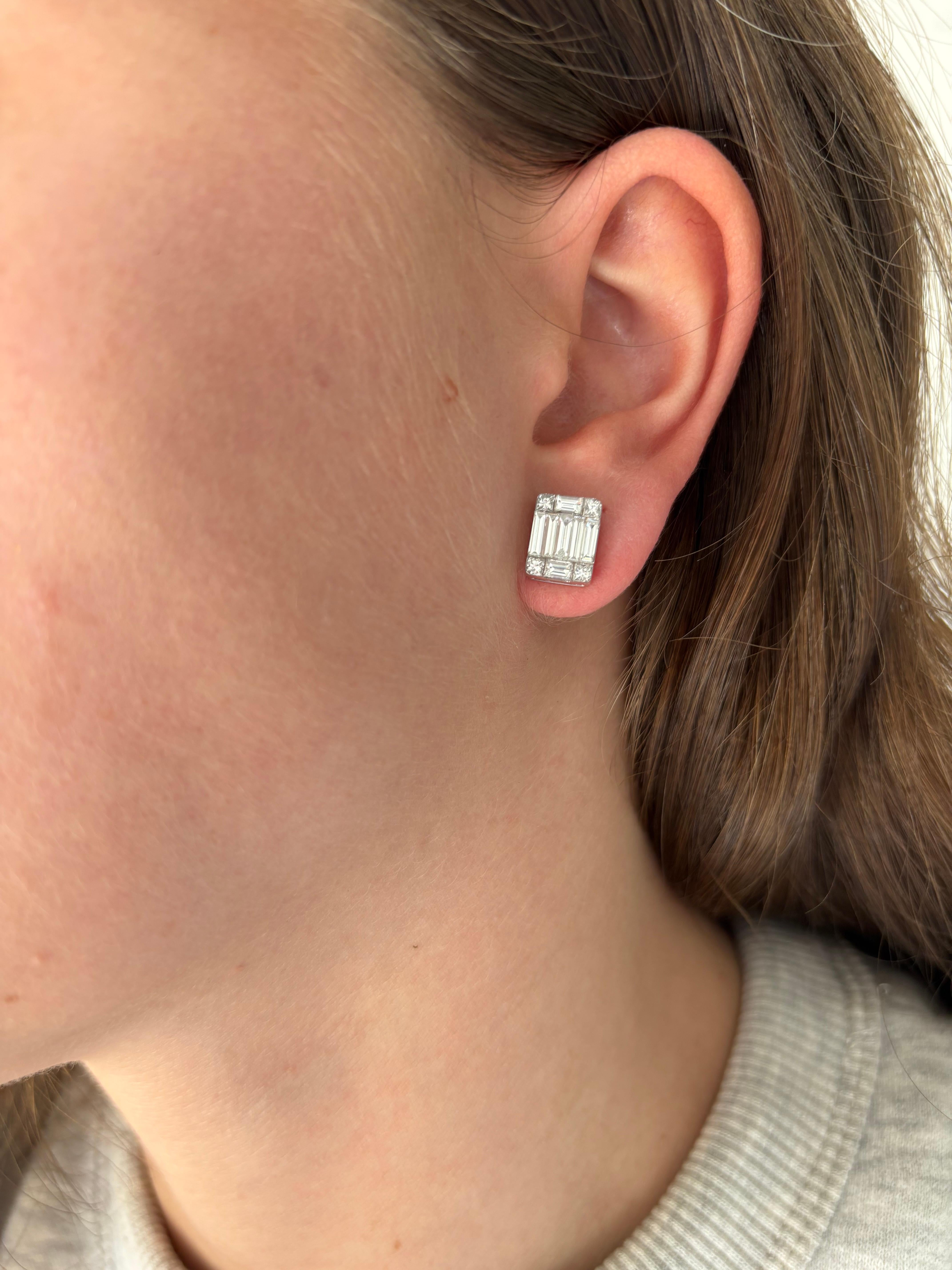 Clous d'oreilles grappe en or blanc 18 carats avec diamants naturels de 1,60 carat Neuf - En vente à Antwerpen, BE